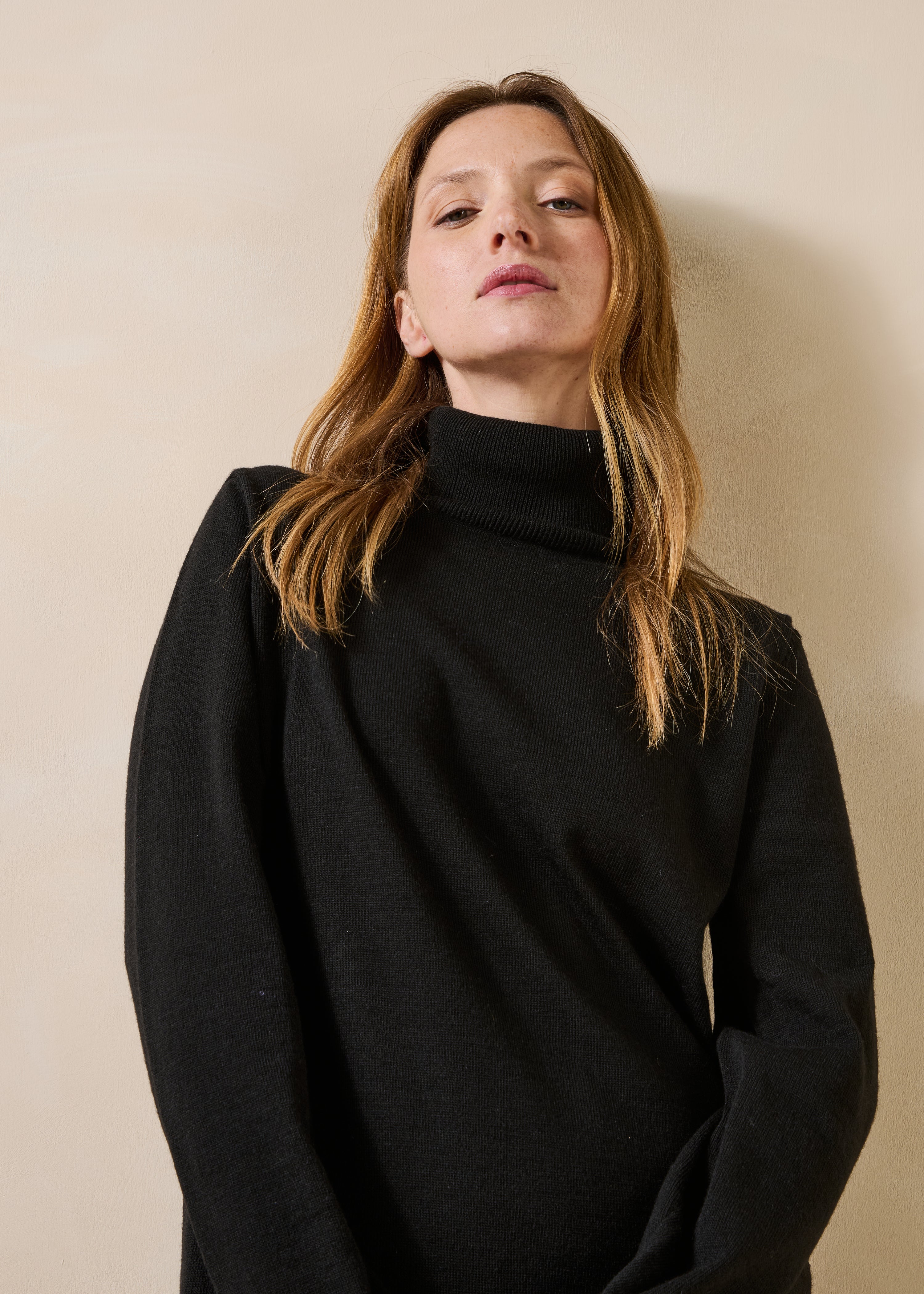 Robe courte noire en maille manches longues