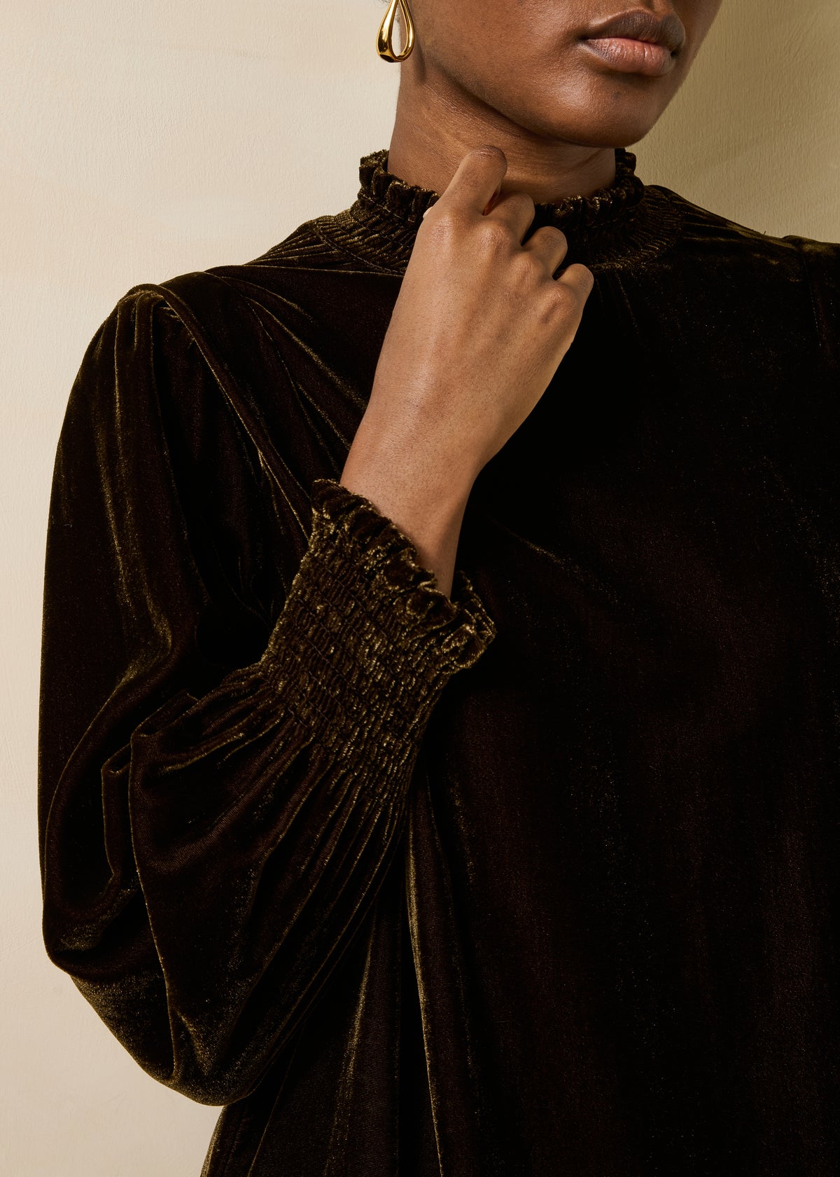 Robe courte marron manches longues en velours col montant