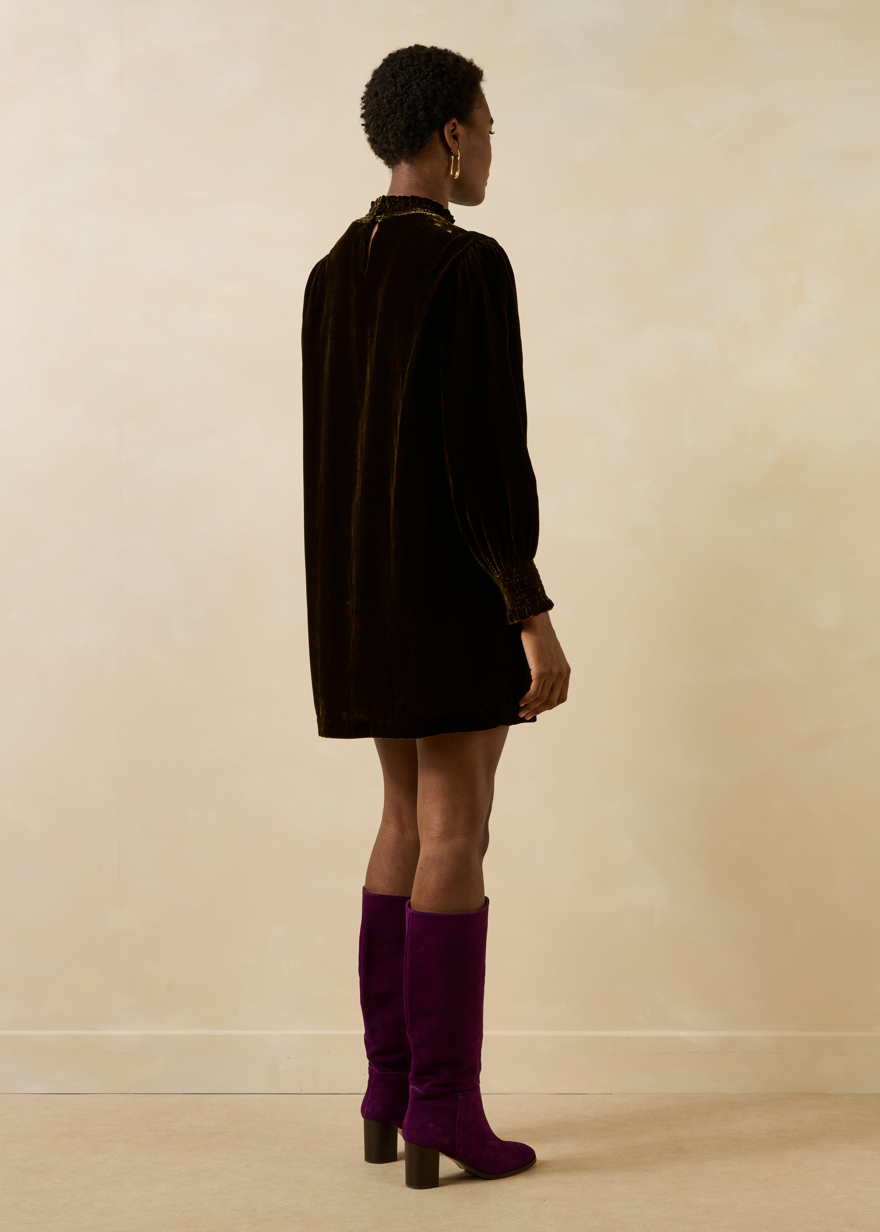 Robe courte marron manches longues en velours col montant