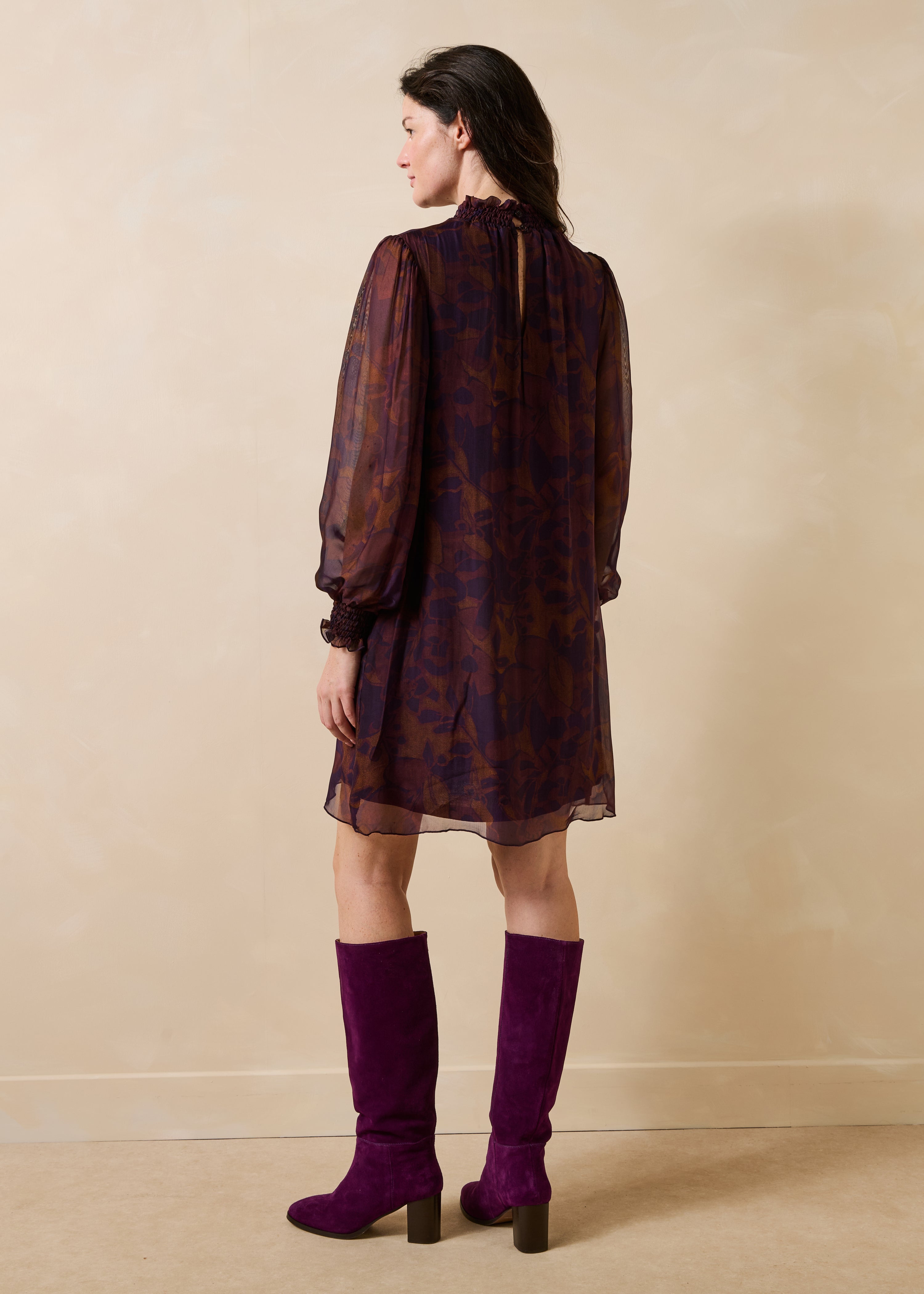 Robe courte violette à imprimé floral manches longues col montant