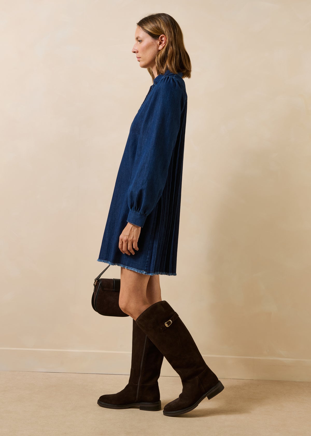 Vestido corto de mezclilla rígida con mangas largas