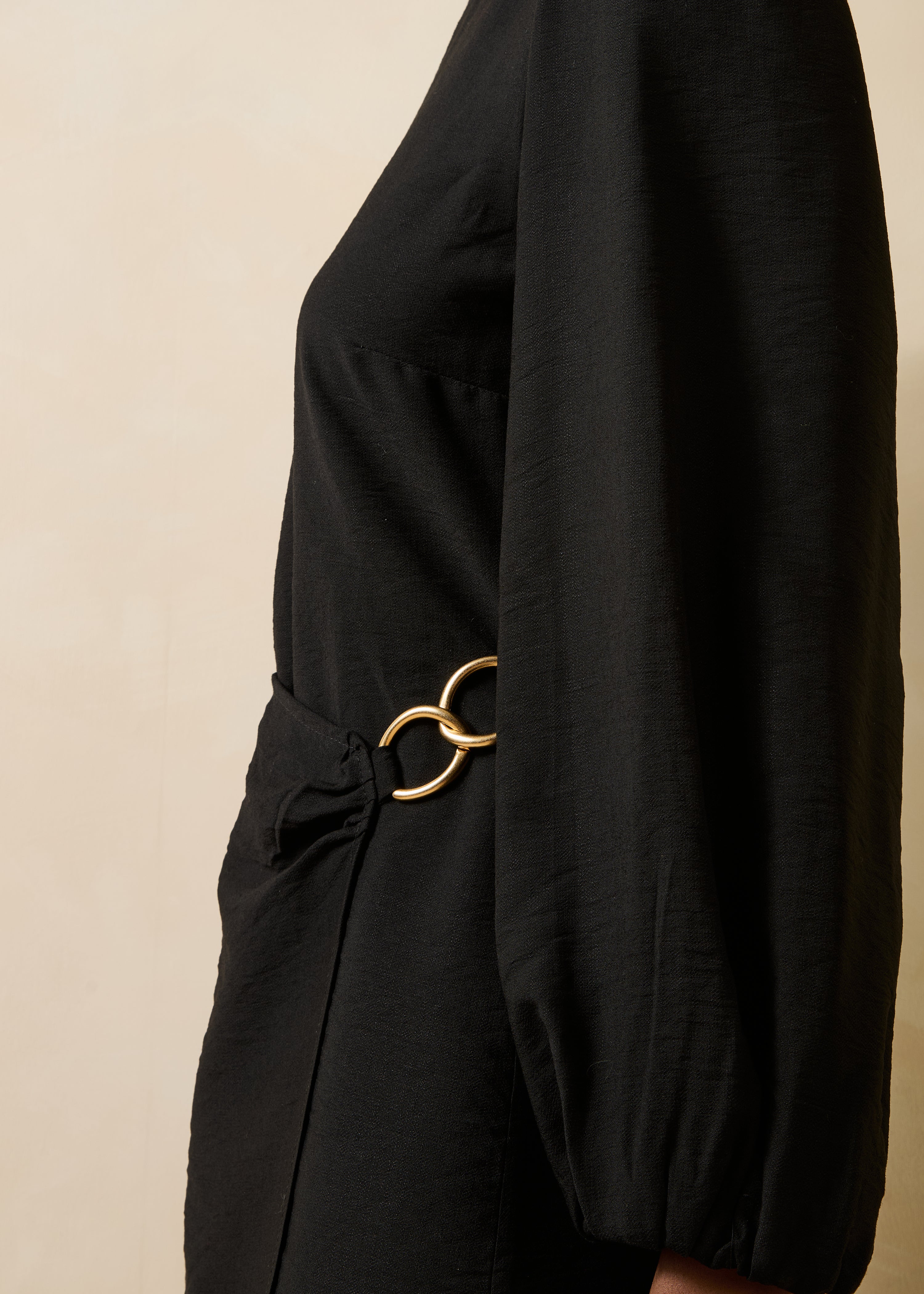 Schwarzes, tailliertes Midikleid im Wickelstil