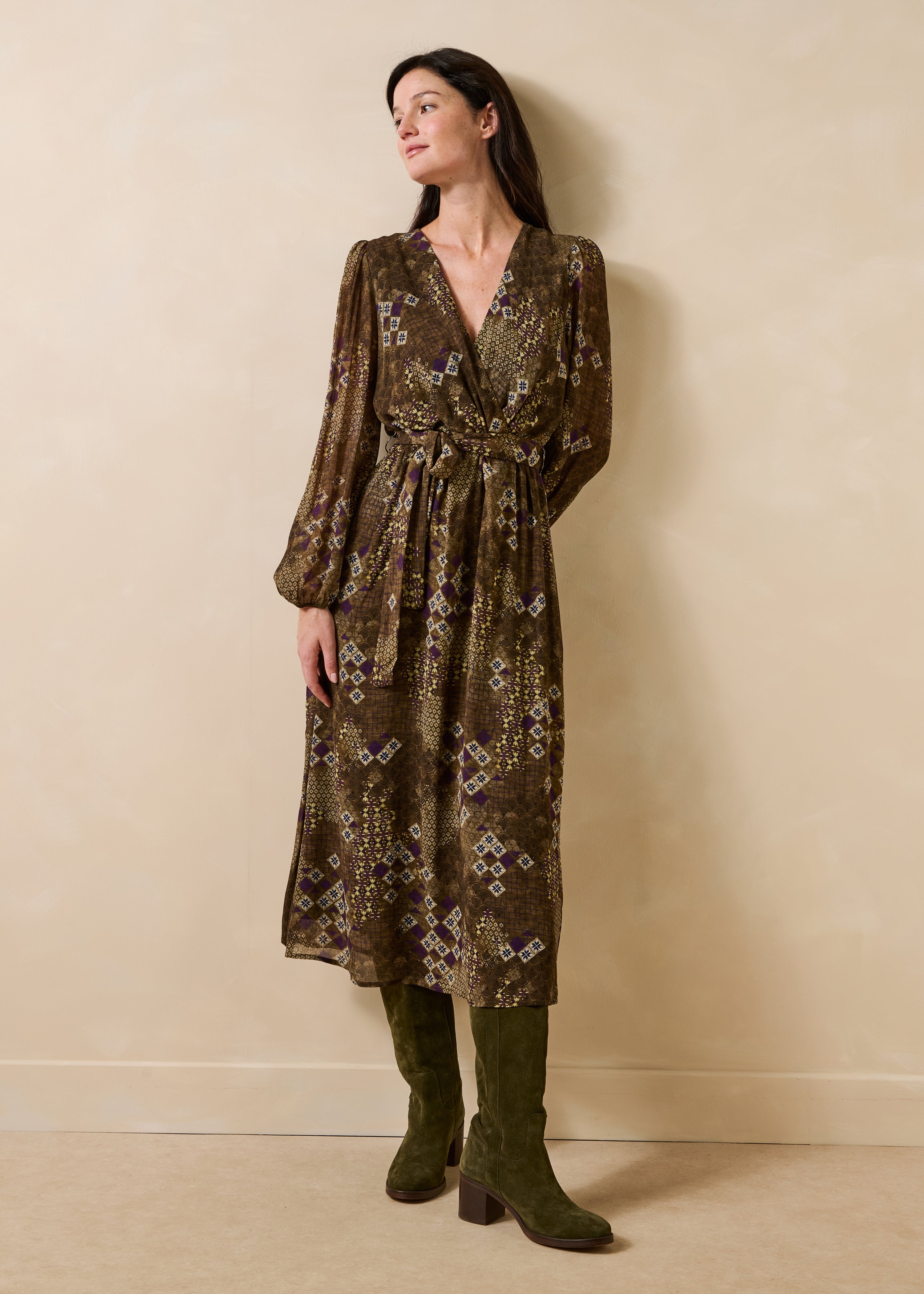 Langes Wickelkleid in Grün mit langen Ärmeln und Print