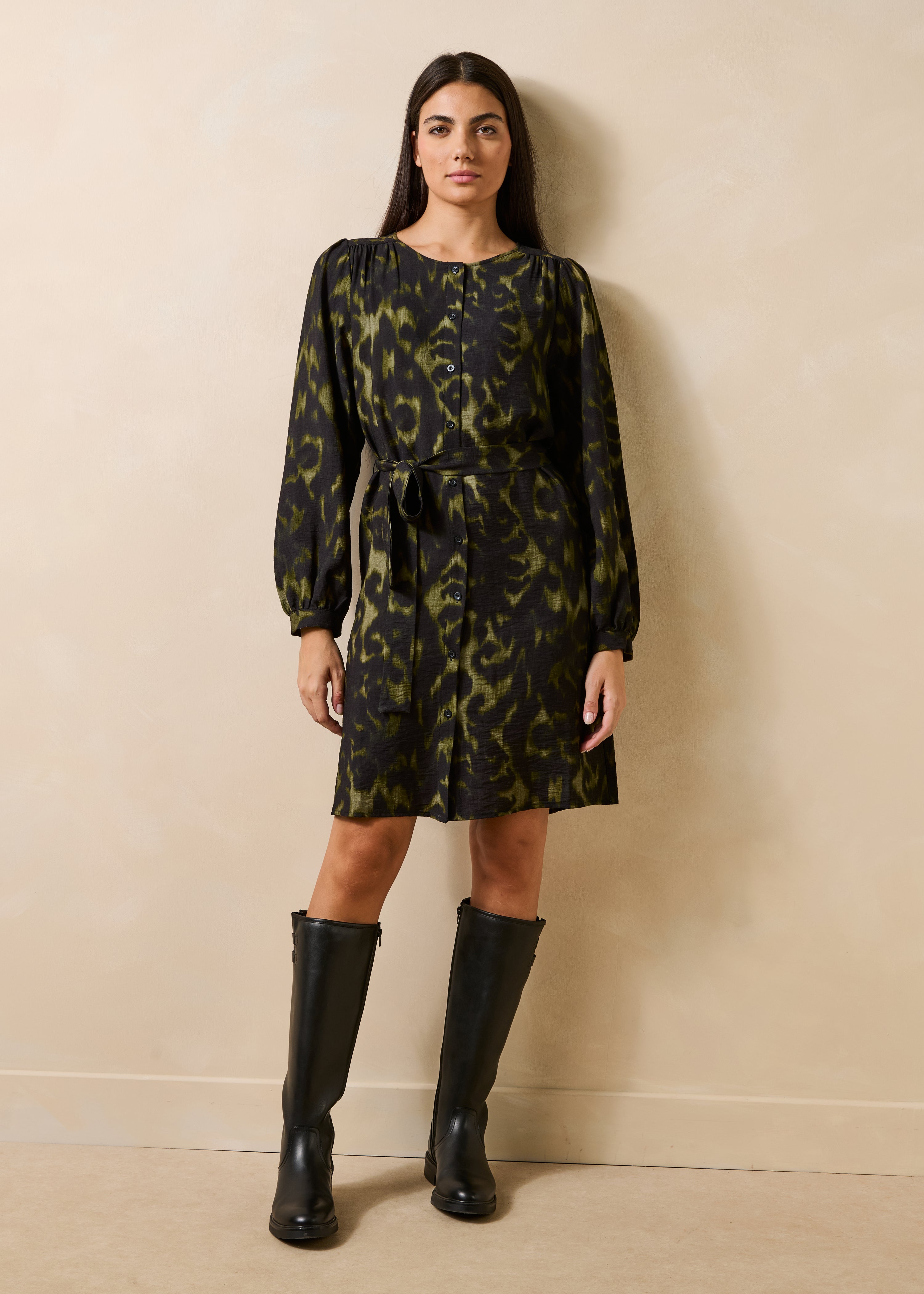 Vestido curto kaki com botões, mangas compridas e estampado