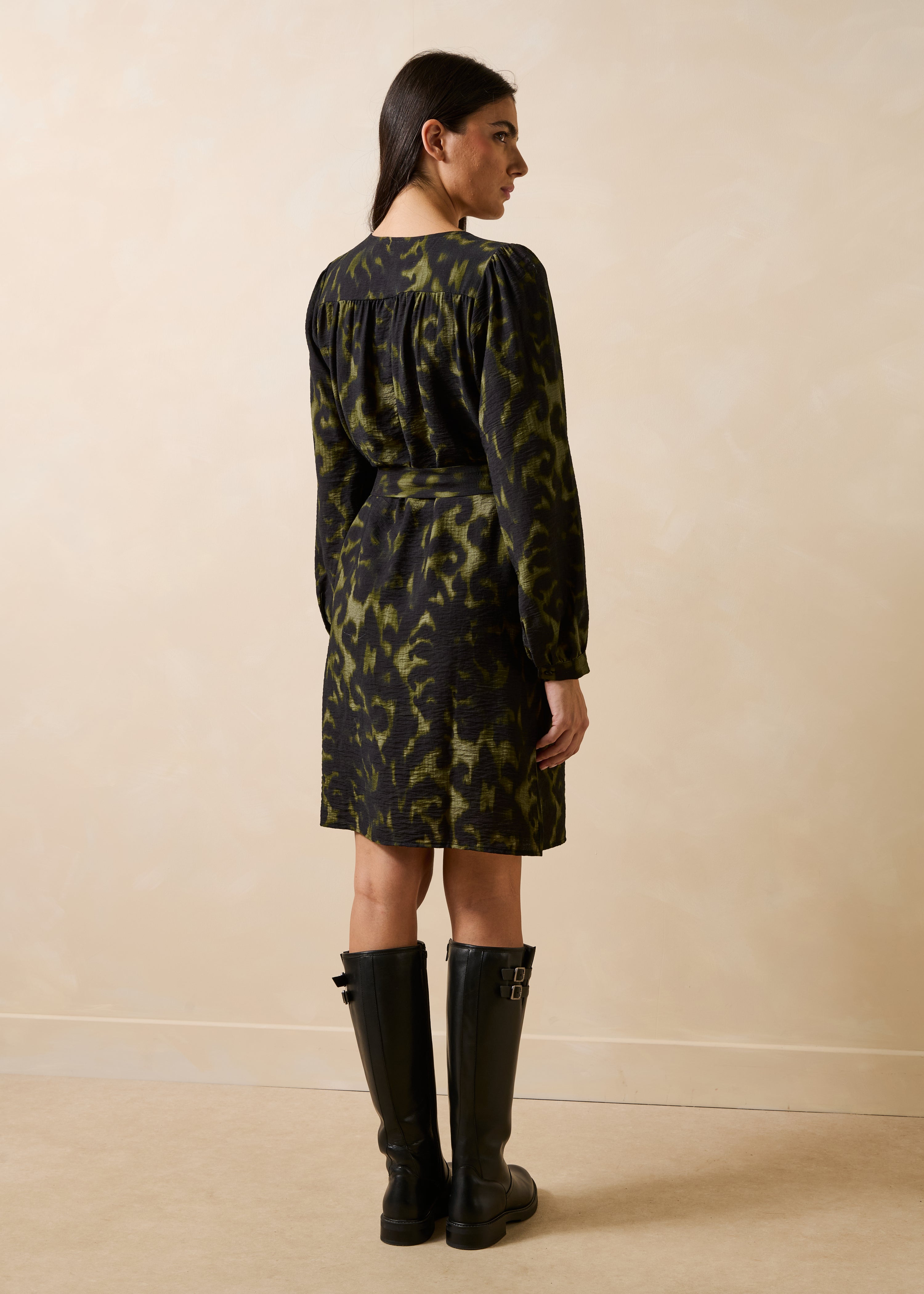 Vestido curto kaki com botões, mangas compridas e estampado