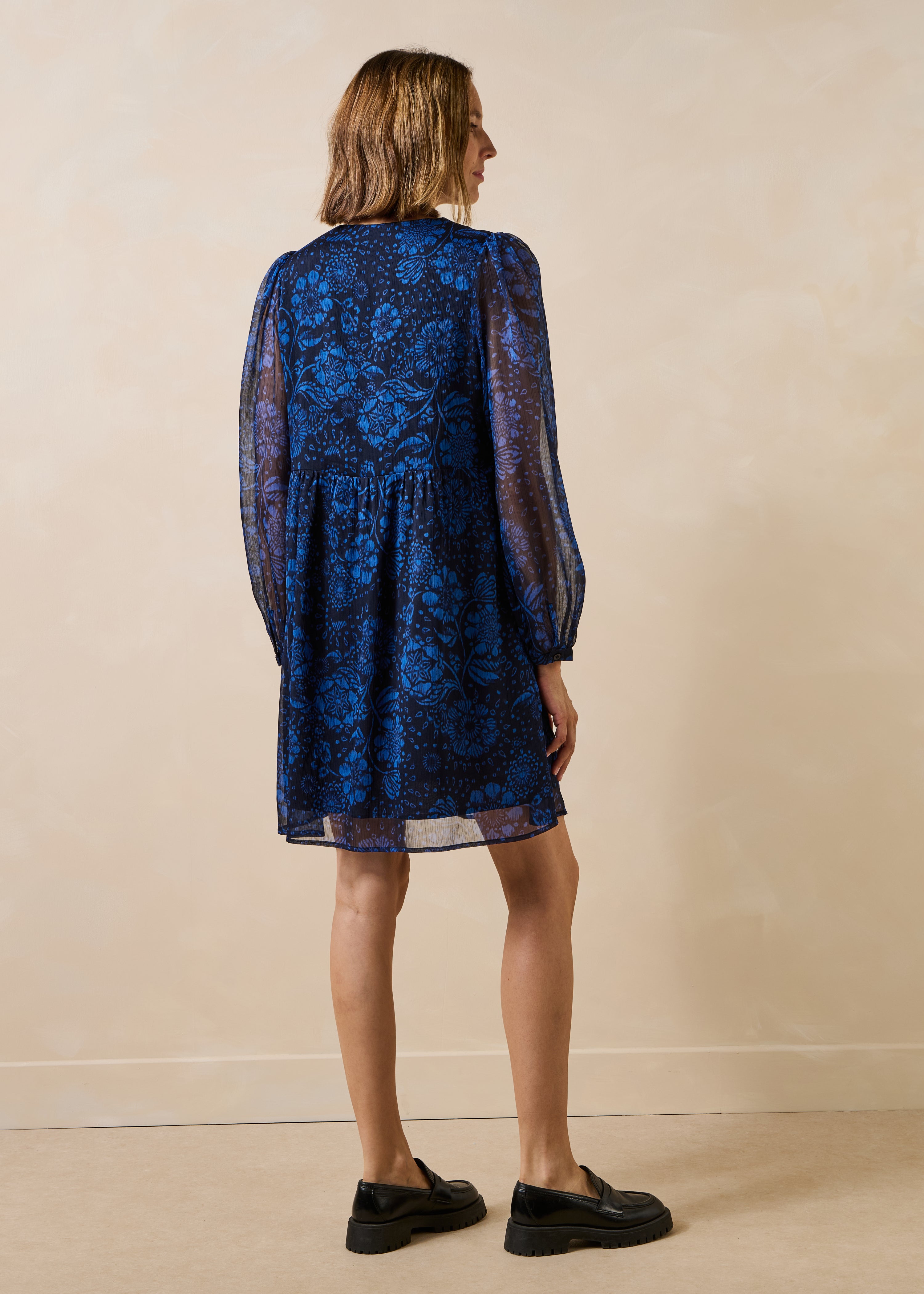 Kurzes blaues Kleid mit Blumenmuster und langen Ärmeln