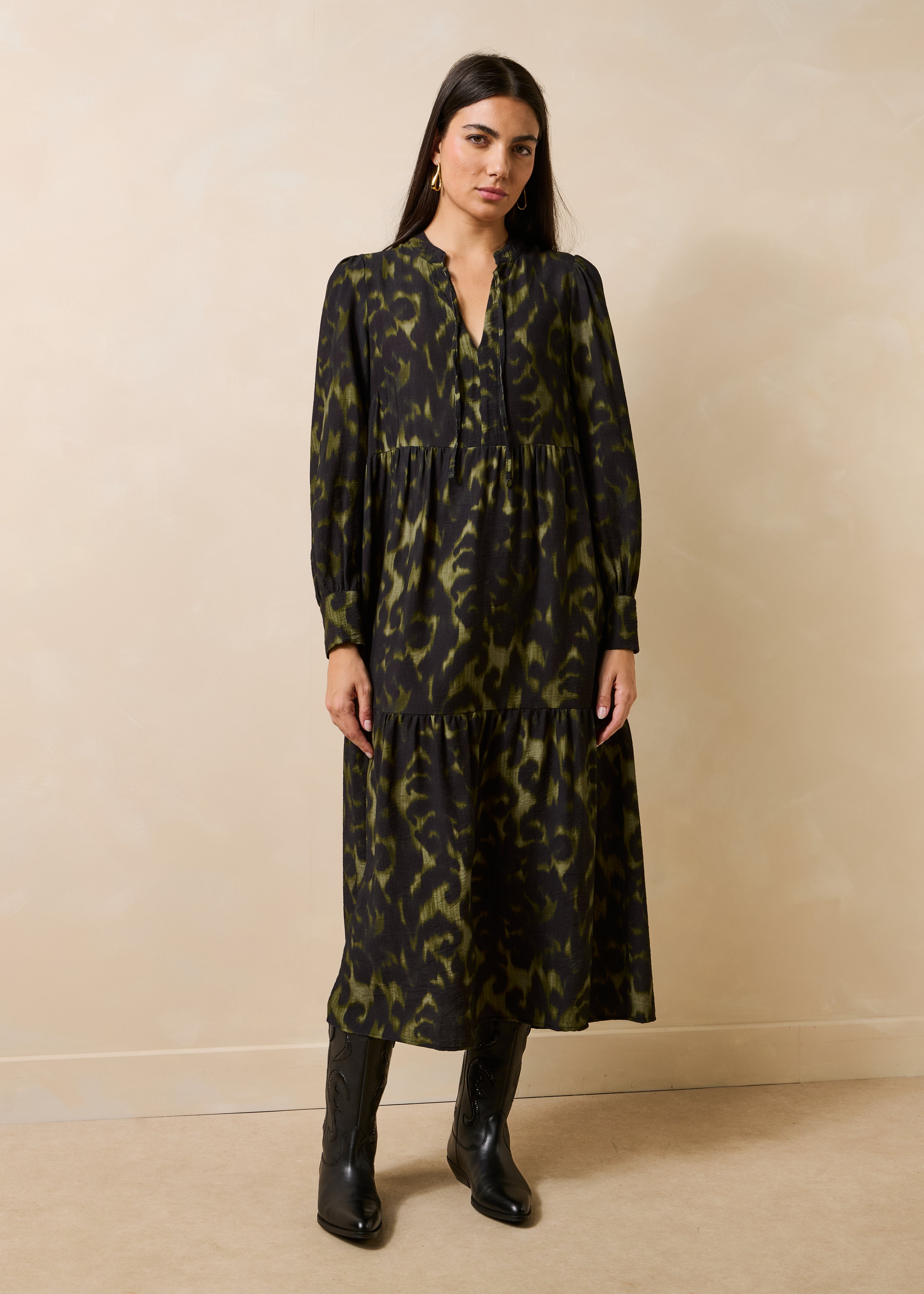 Langer, weiter khakifarbener Kleid mit langen Ärmeln und Print