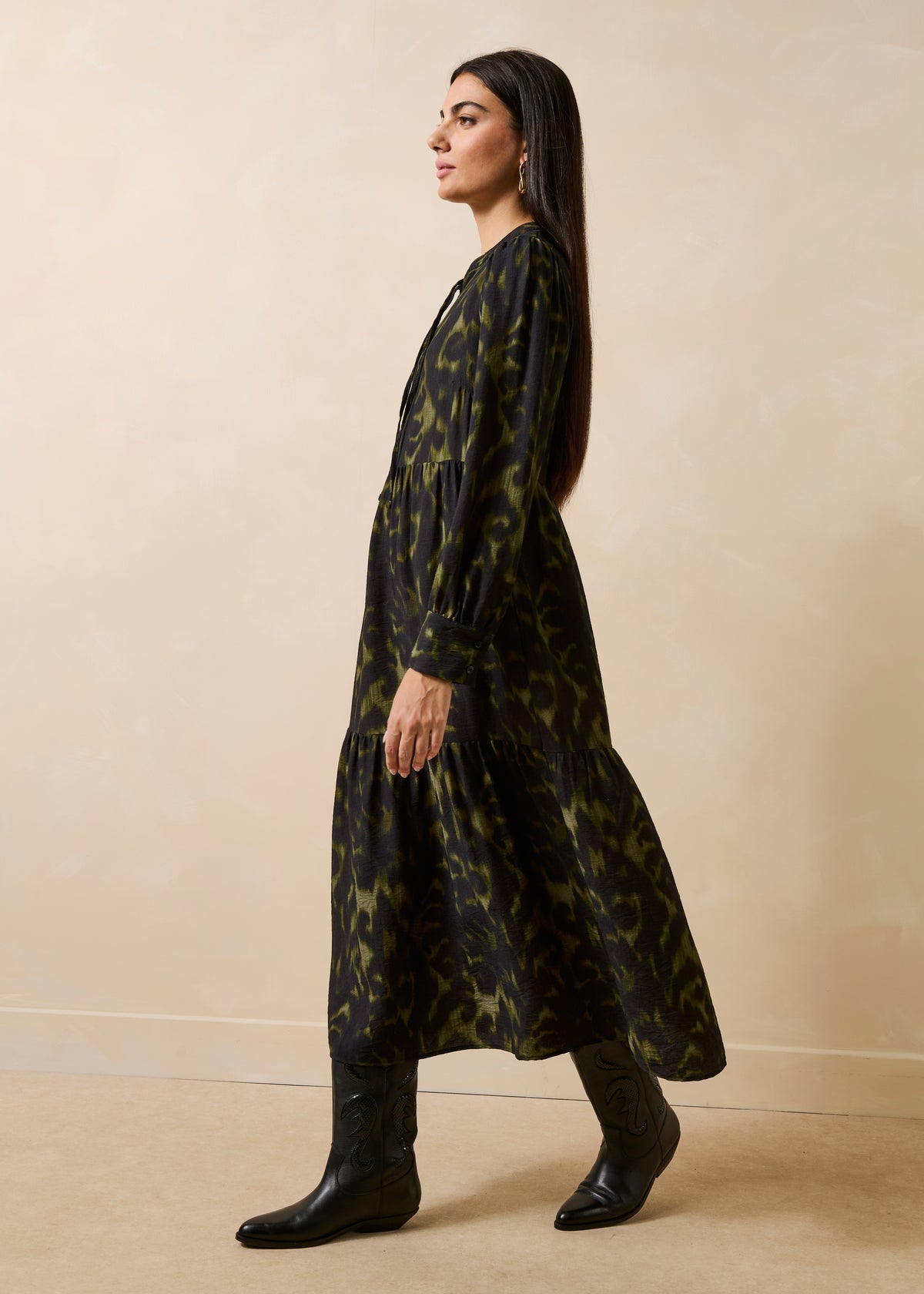Langer, weiter khakifarbener Kleid mit langen Ärmeln und Print