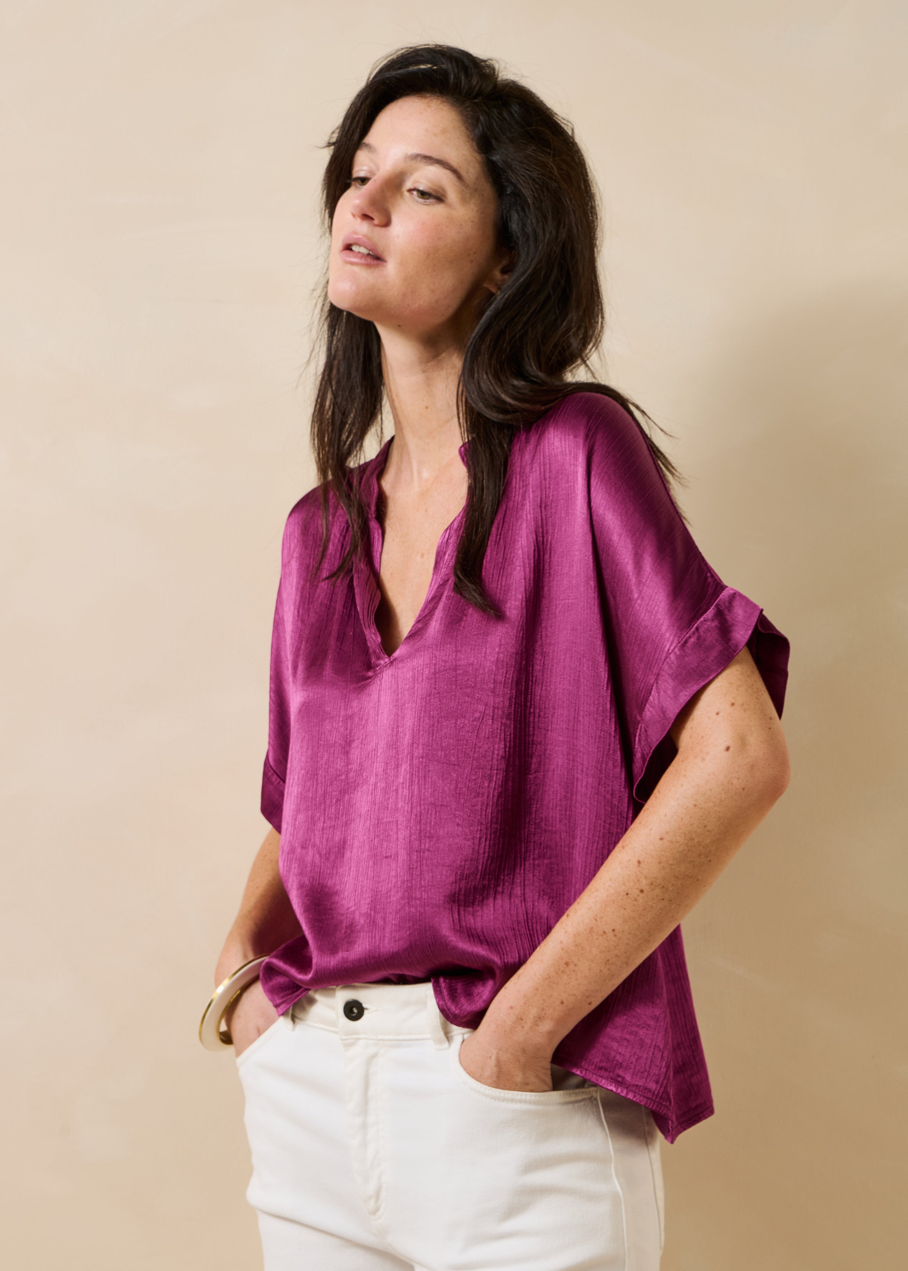 Top viola a maniche corte in satin con scollo tunisino