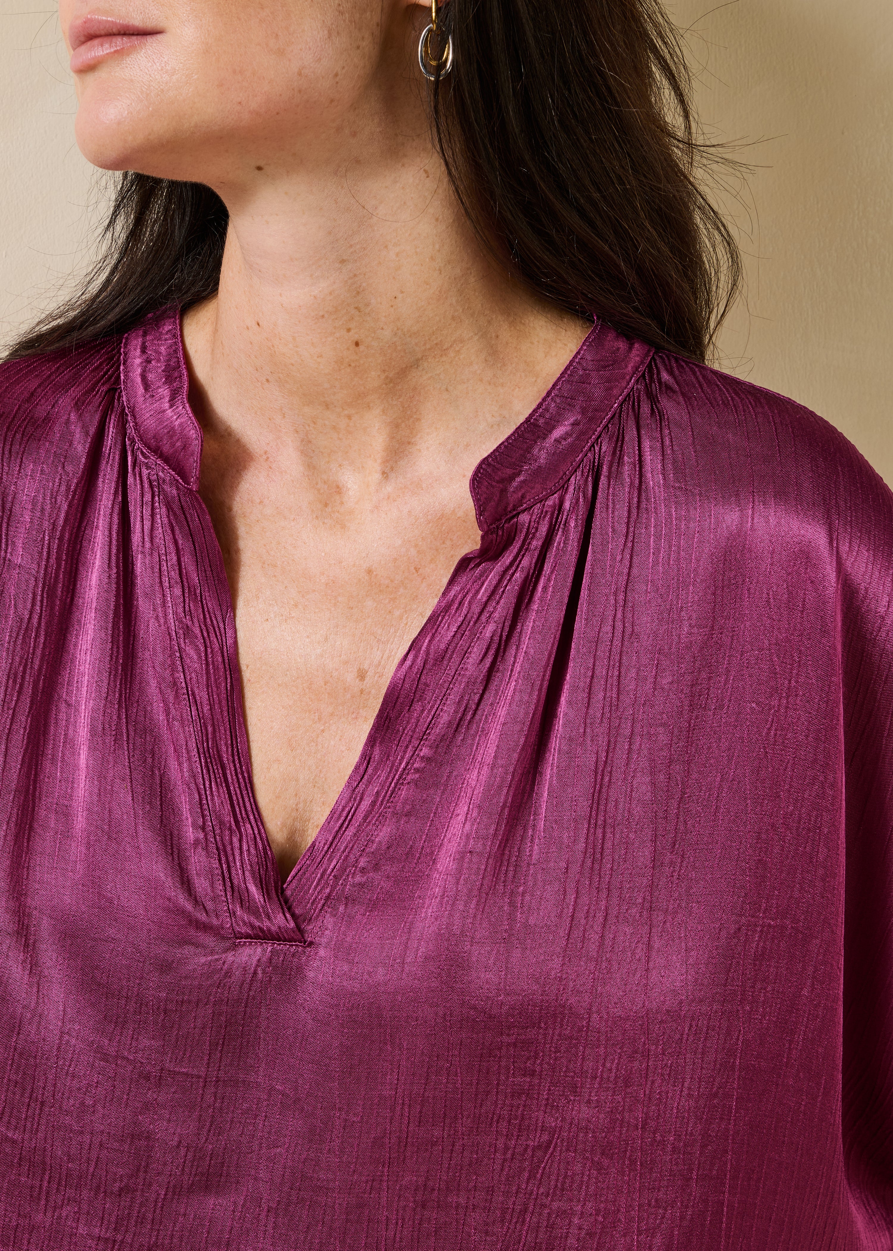 Top viola a maniche corte in satin con scollo tunisino