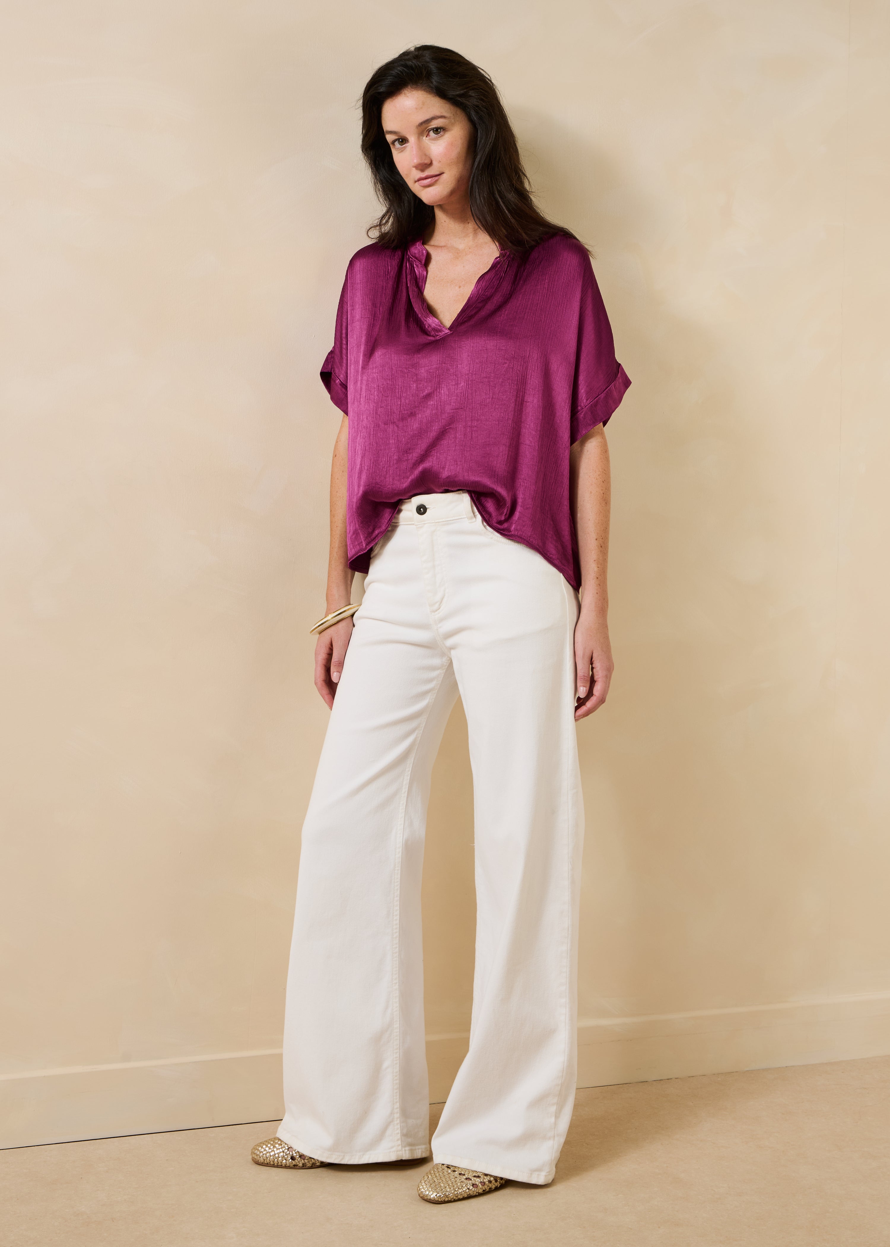 Top viola a maniche corte in satin con scollo tunisino