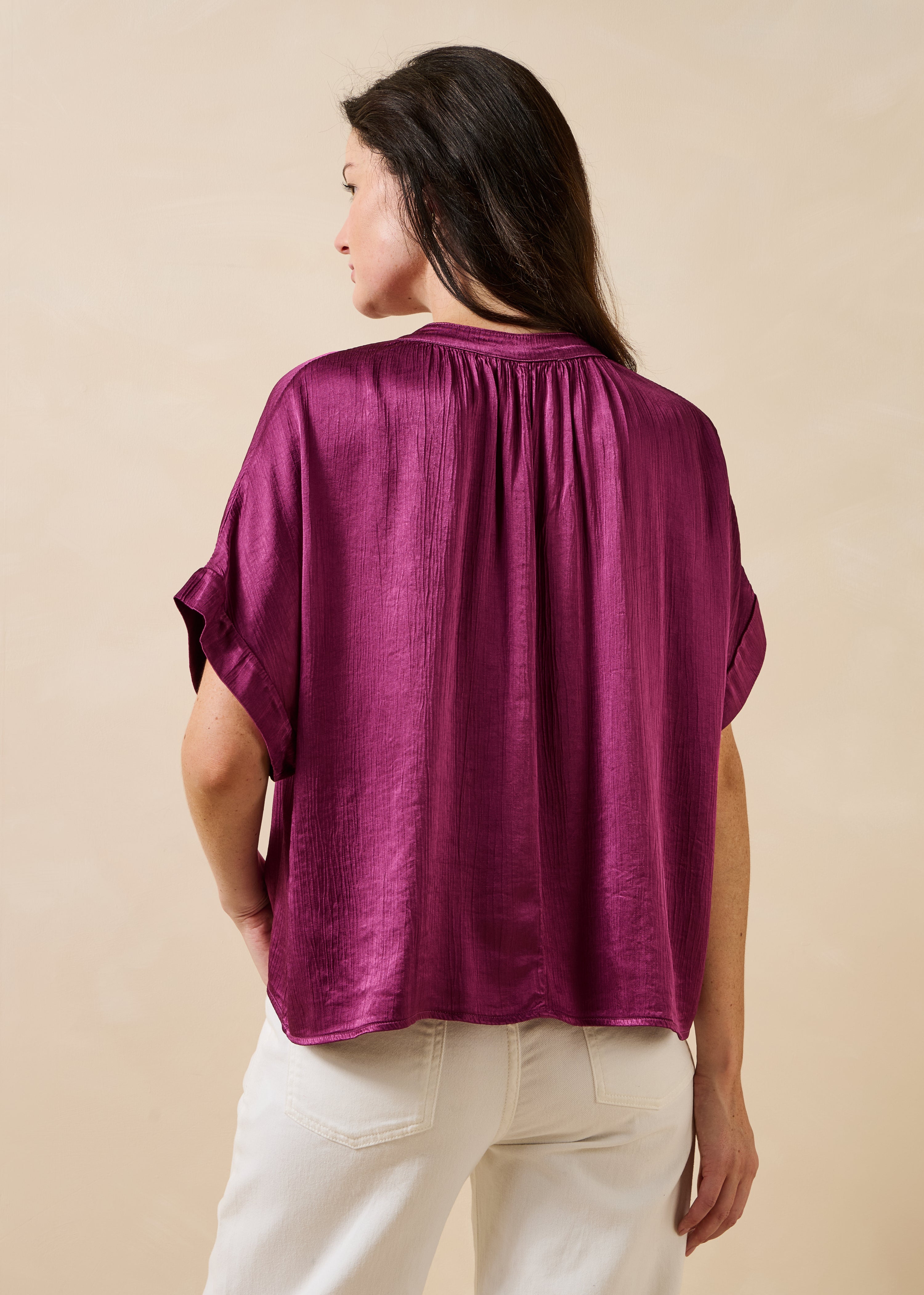 Top viola a maniche corte in satin con scollo tunisino