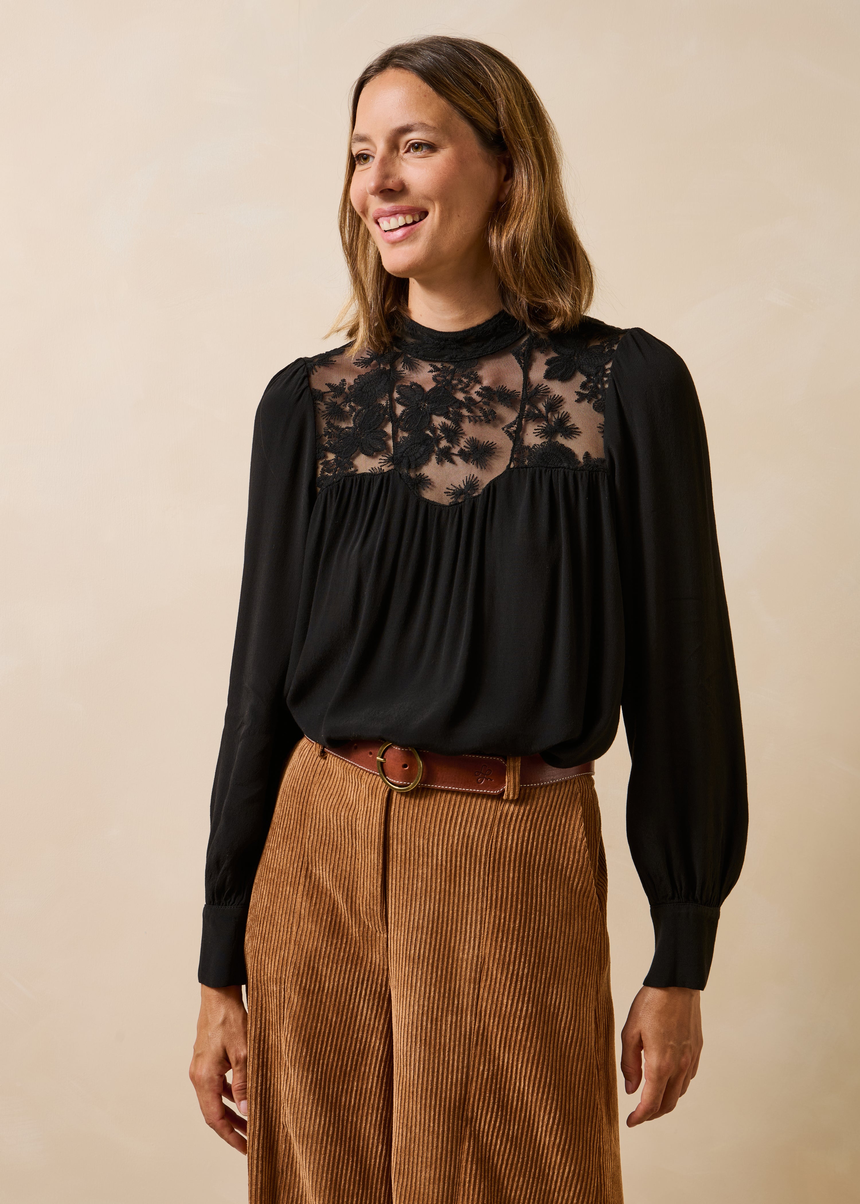 Top noir manches longues avec dentelle