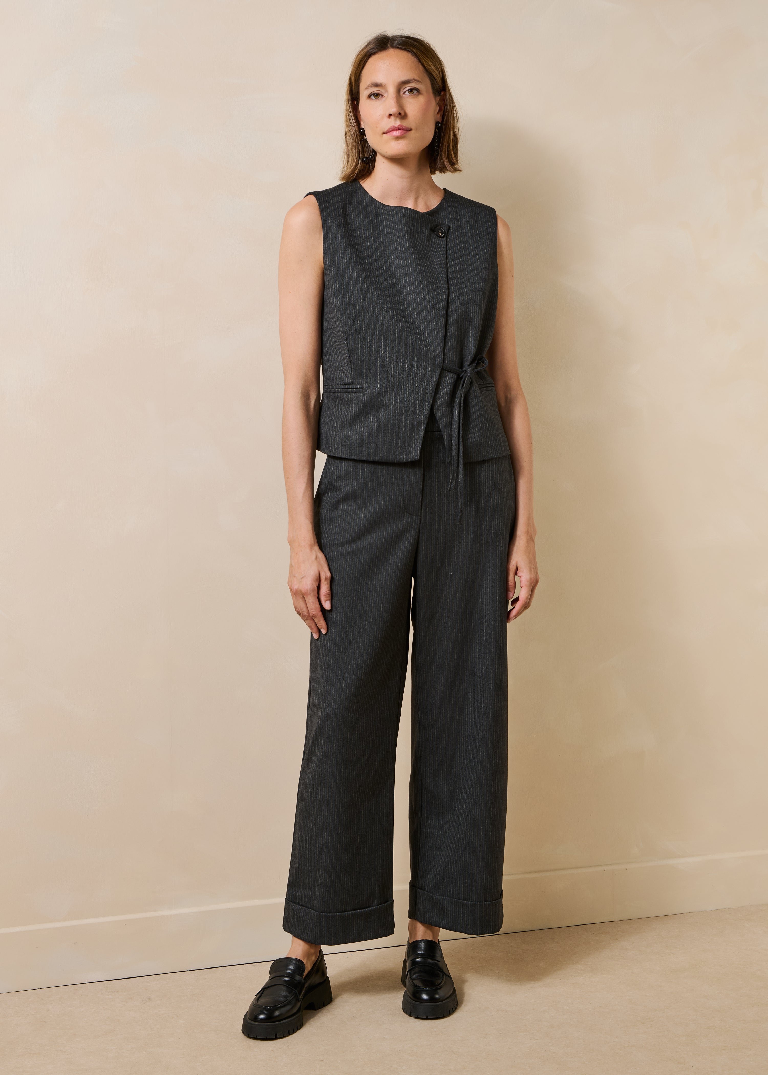 Gilet grigio antracite a righe senza maniche
