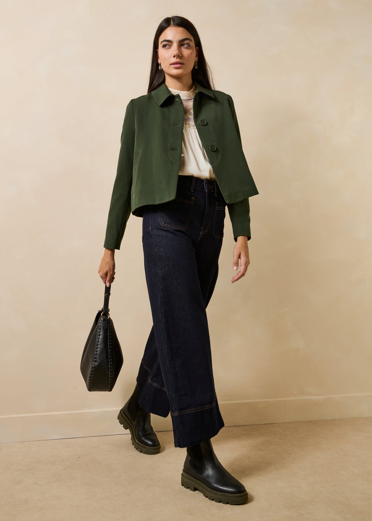 Giacca corta color kaki con maniche lunghe e colletto da camicia