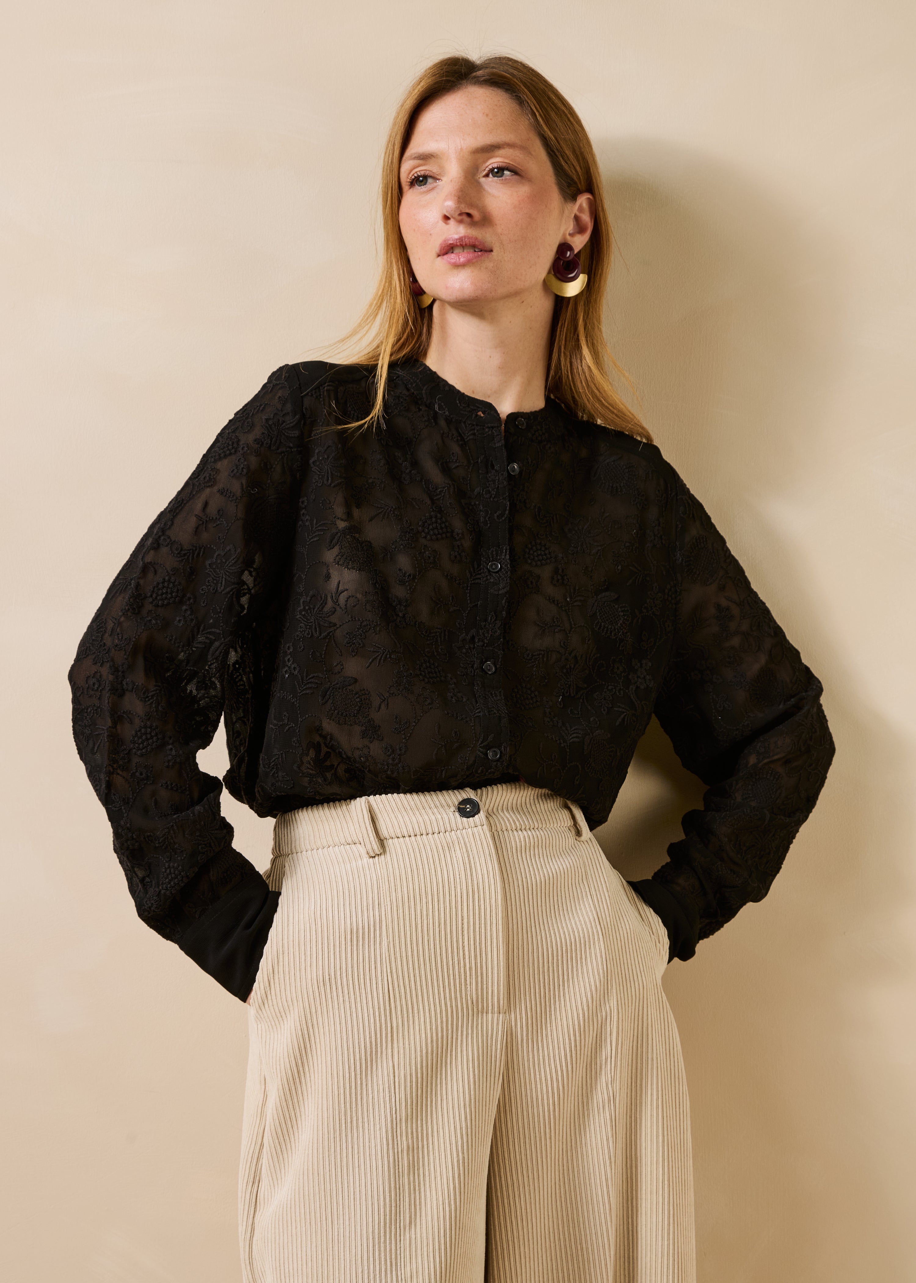 Schwarze bestickte Bluse mit langen Ärmeln