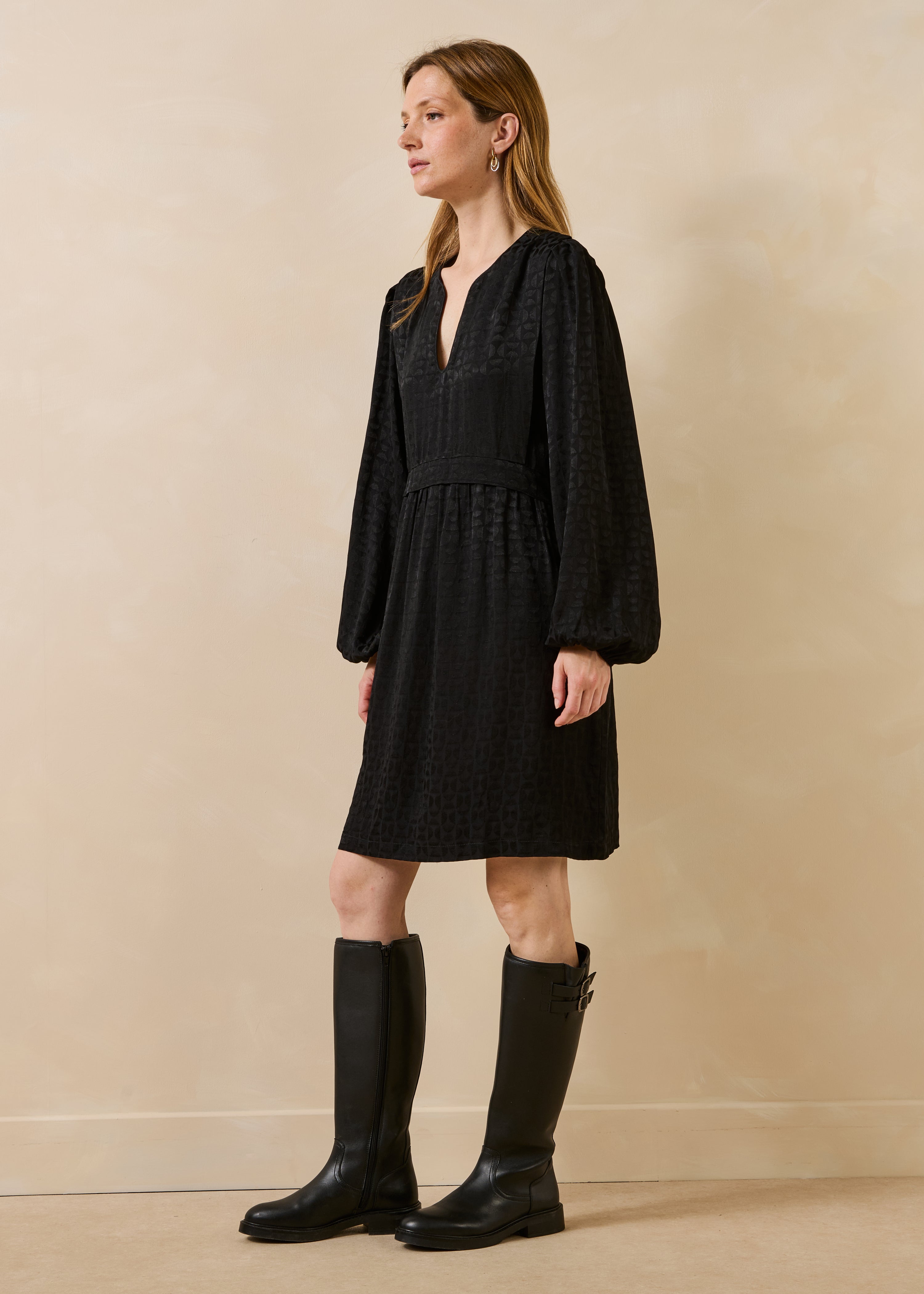 Abito corto nero maniche lunghe scollo tunisino
