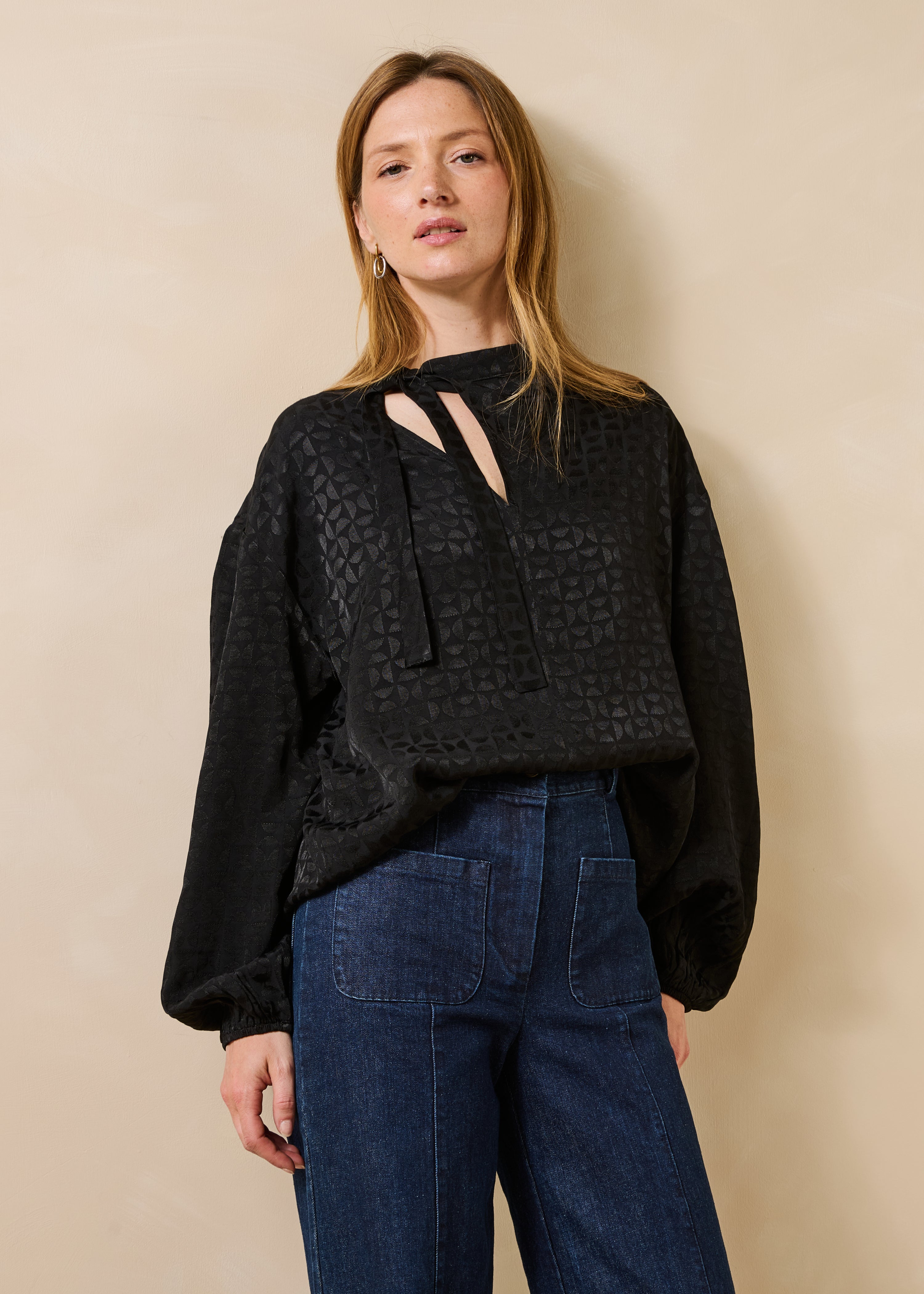 Zwarte blouse met lange mouwen en lavalierkraag