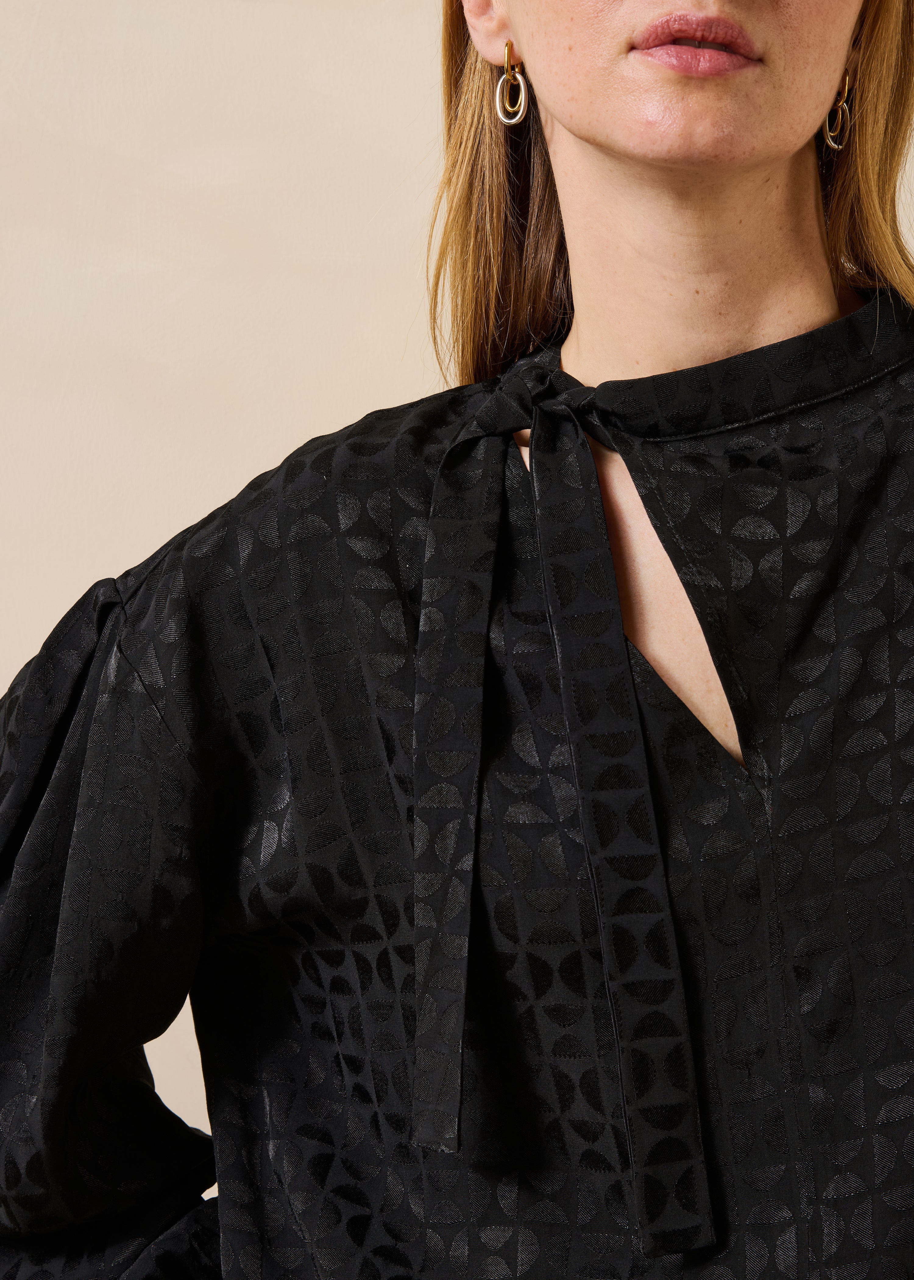 Zwarte blouse met lange mouwen en lavalierkraag