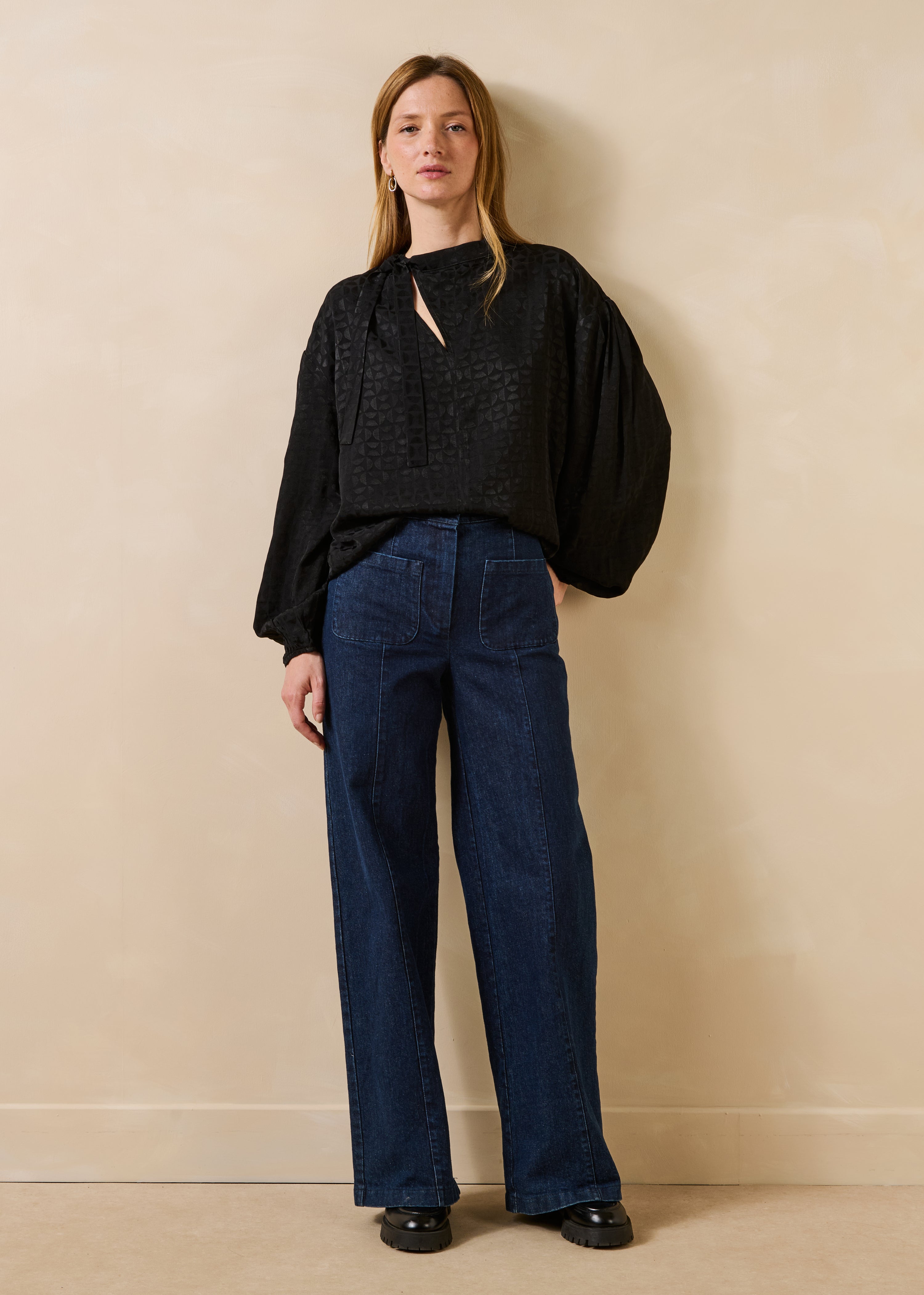 Zwarte blouse met lange mouwen en lavalierkraag