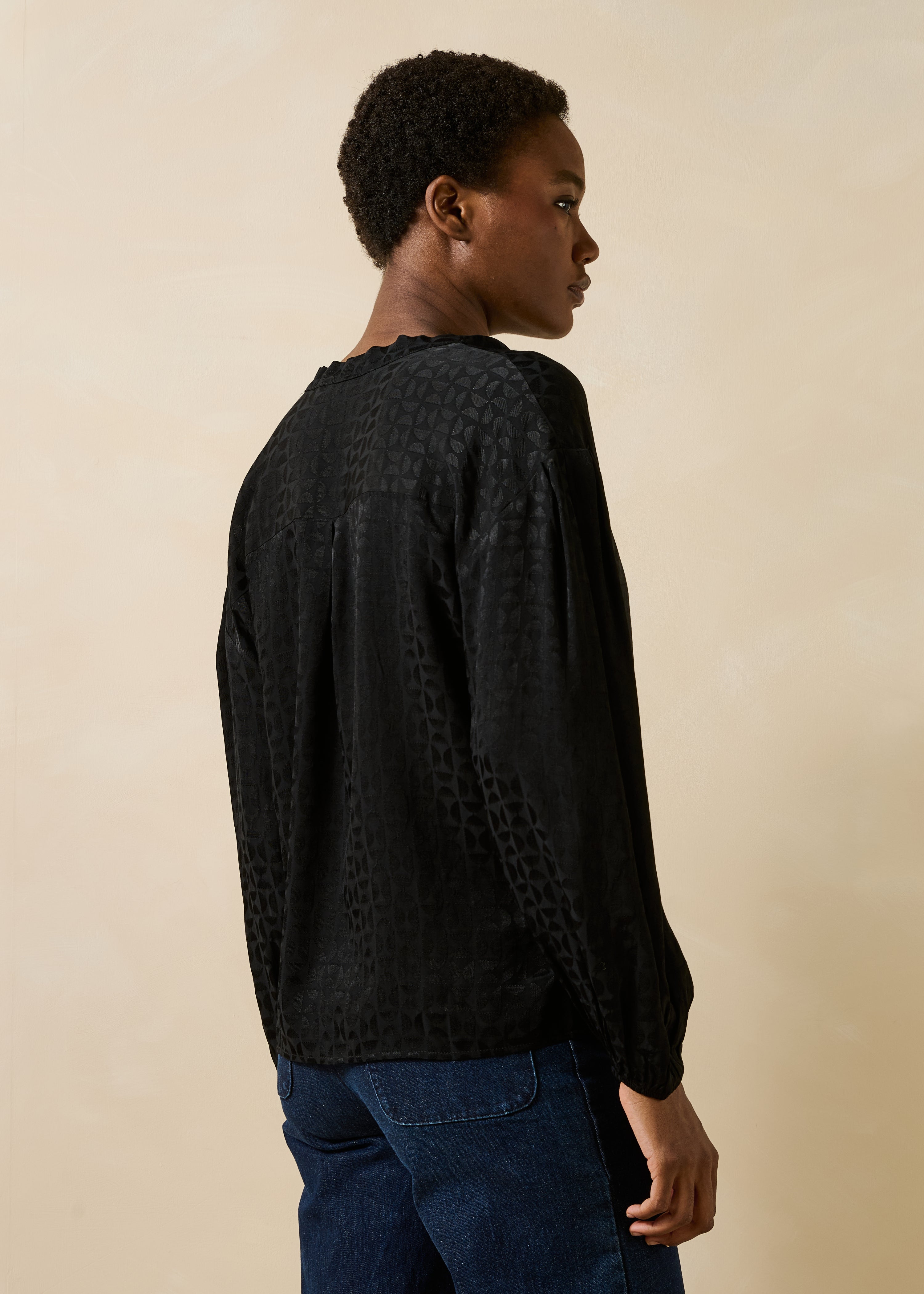 Blouse noire manches longues col lavallière