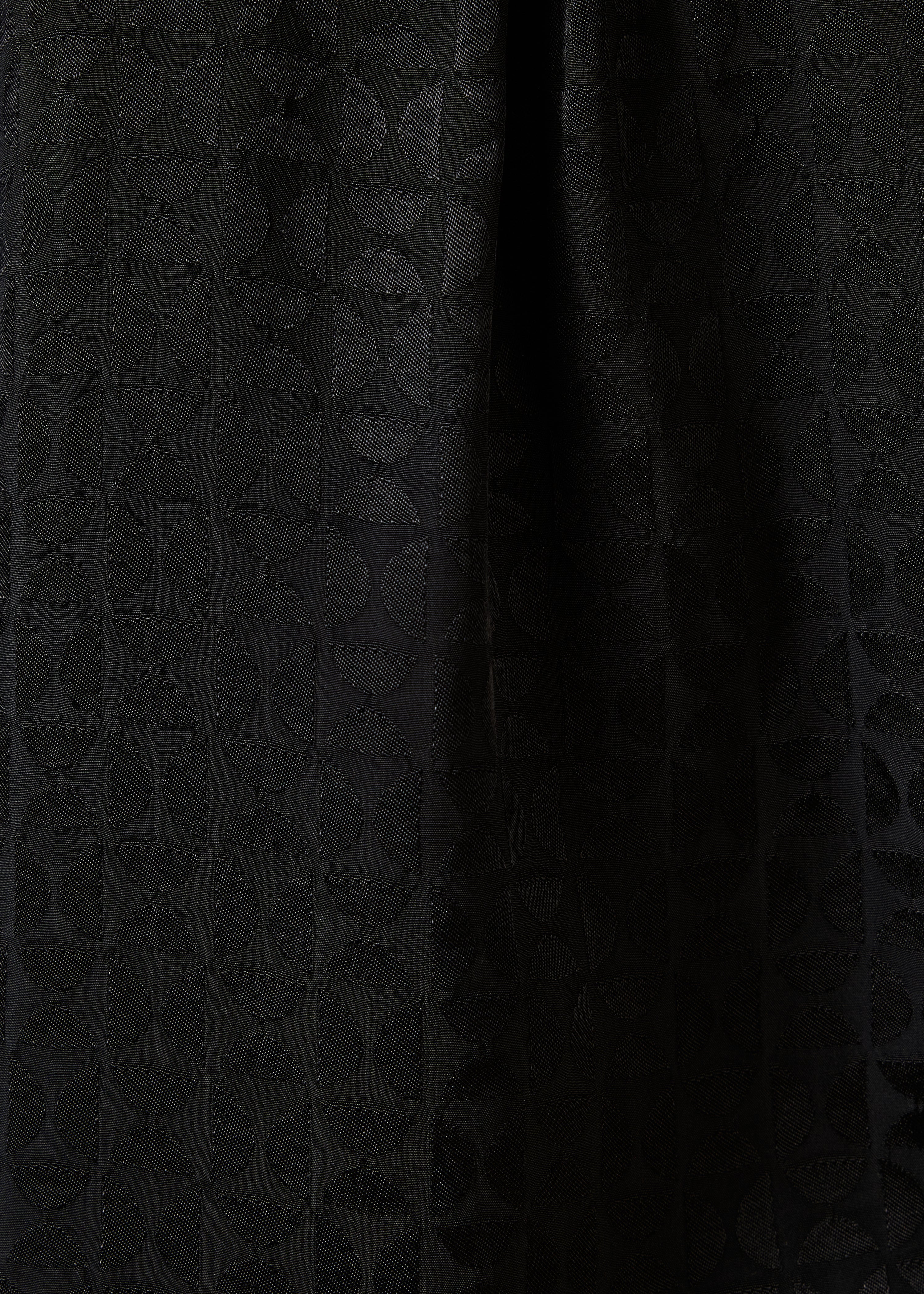 Zwarte blouse met lange mouwen en lavalierkraag