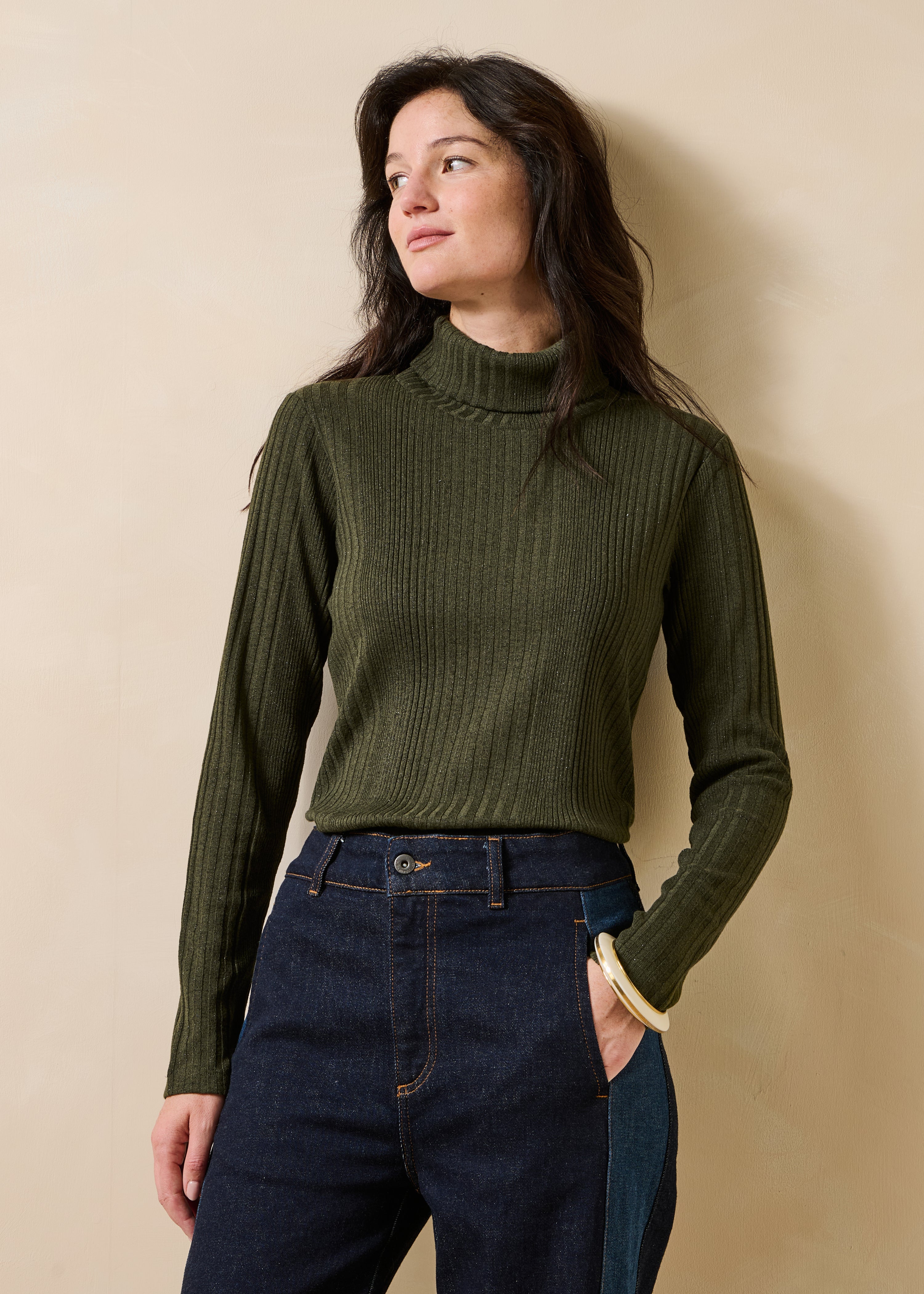 T-shirt kaki in maglia a coste maniche lunghe collo alto