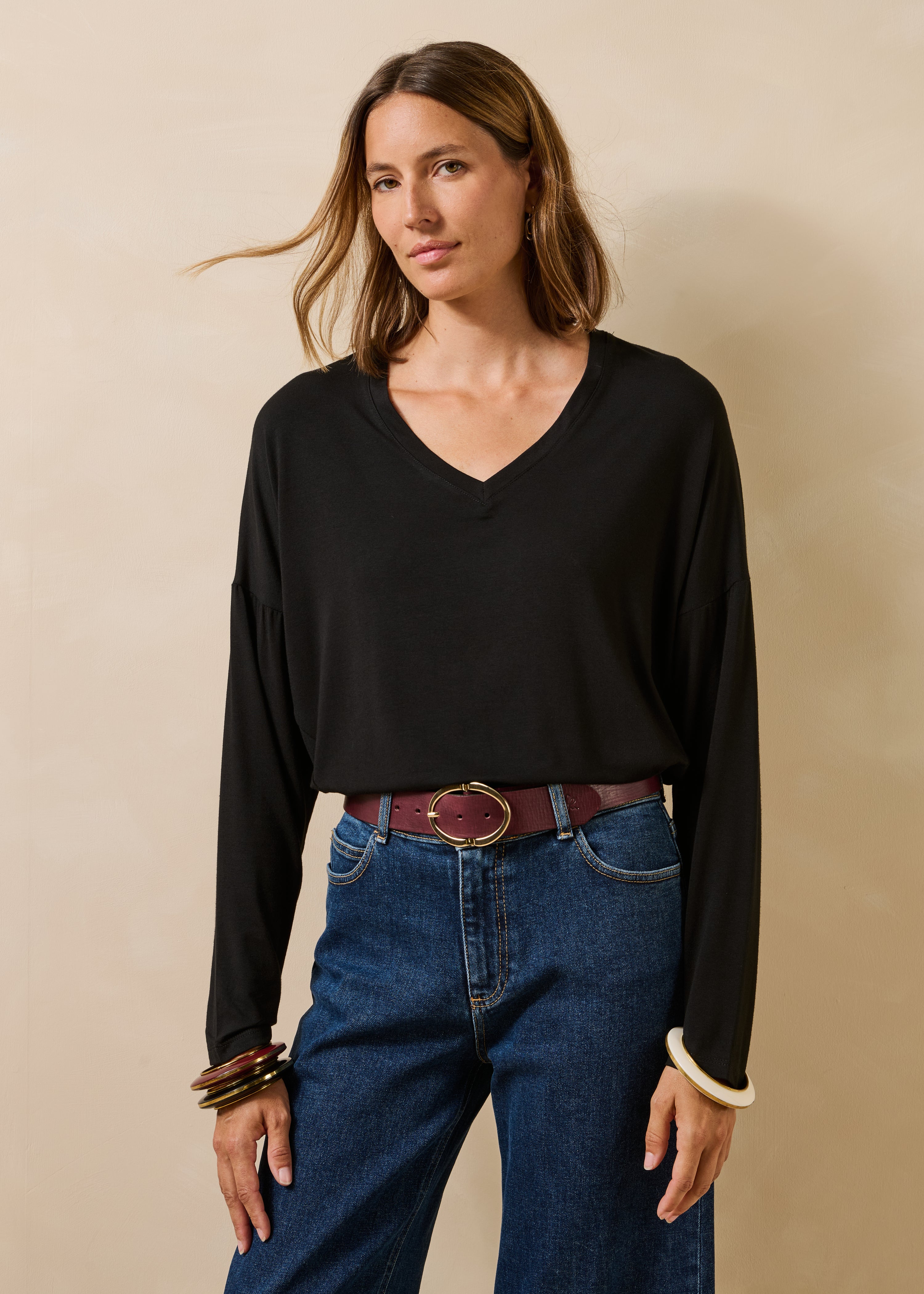 Loose black fluid long-sleeve V-neck T-shirt