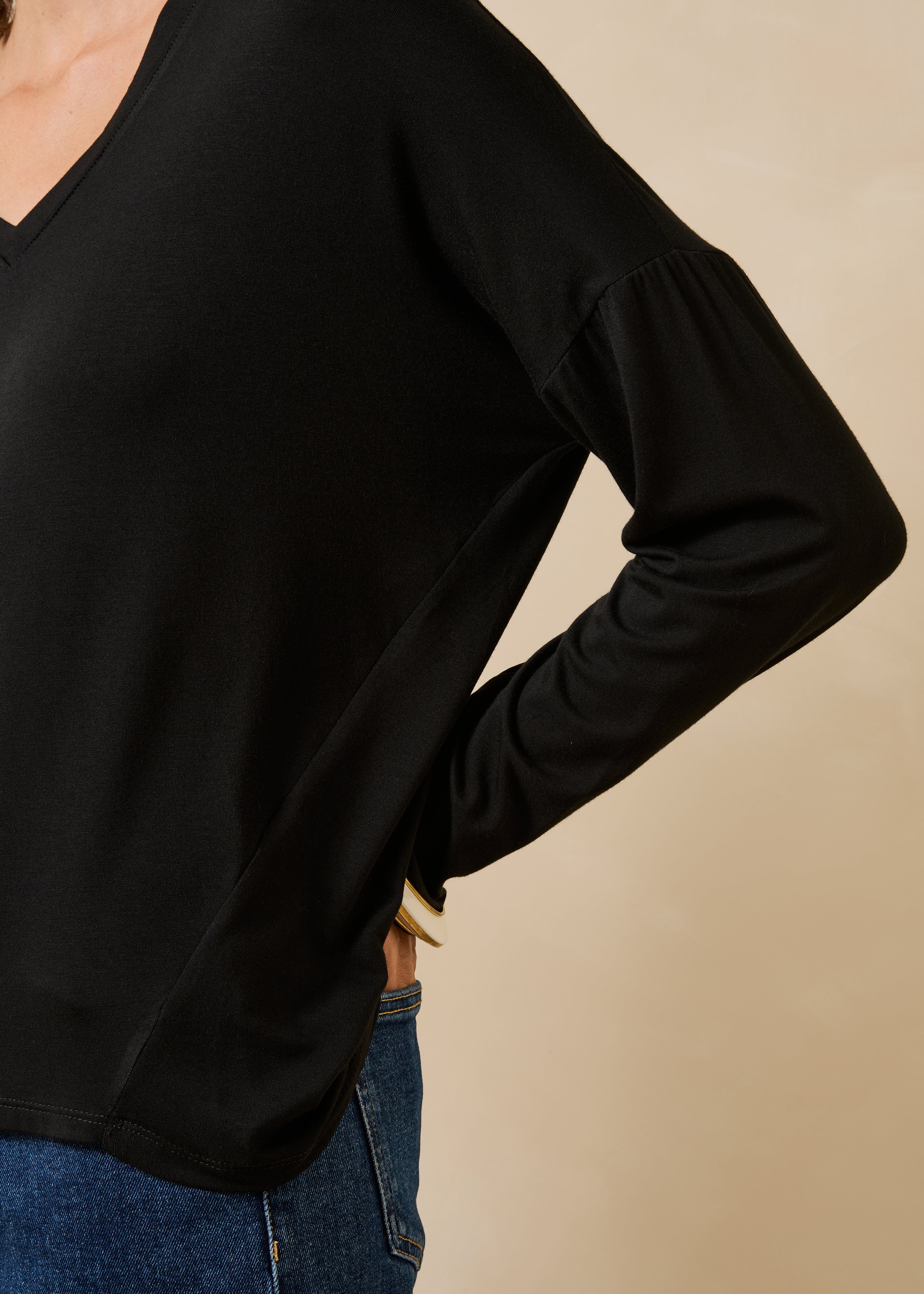 Loose black fluid long-sleeve V-neck T-shirt