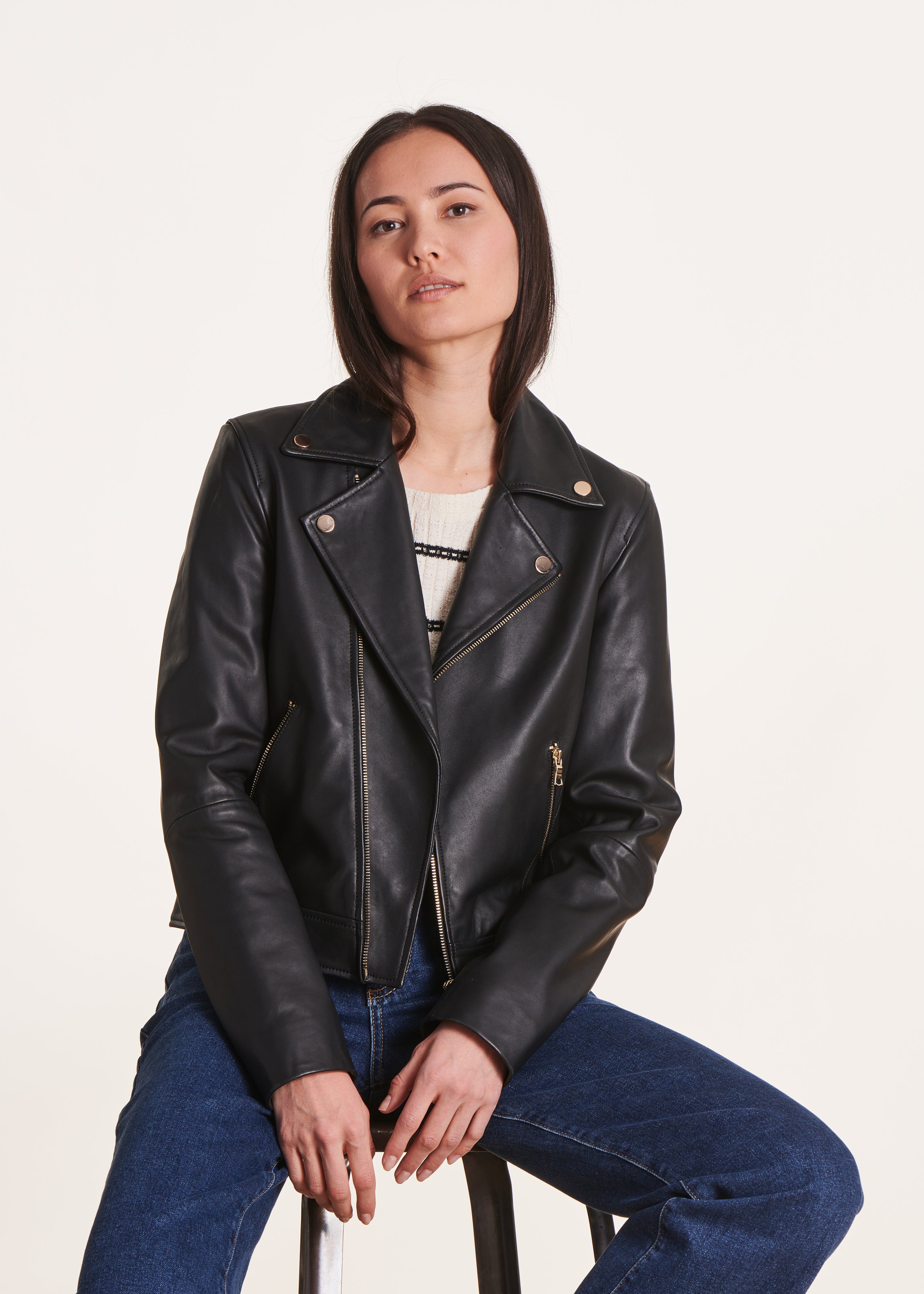 Blouson noir court en cuir esprit motard