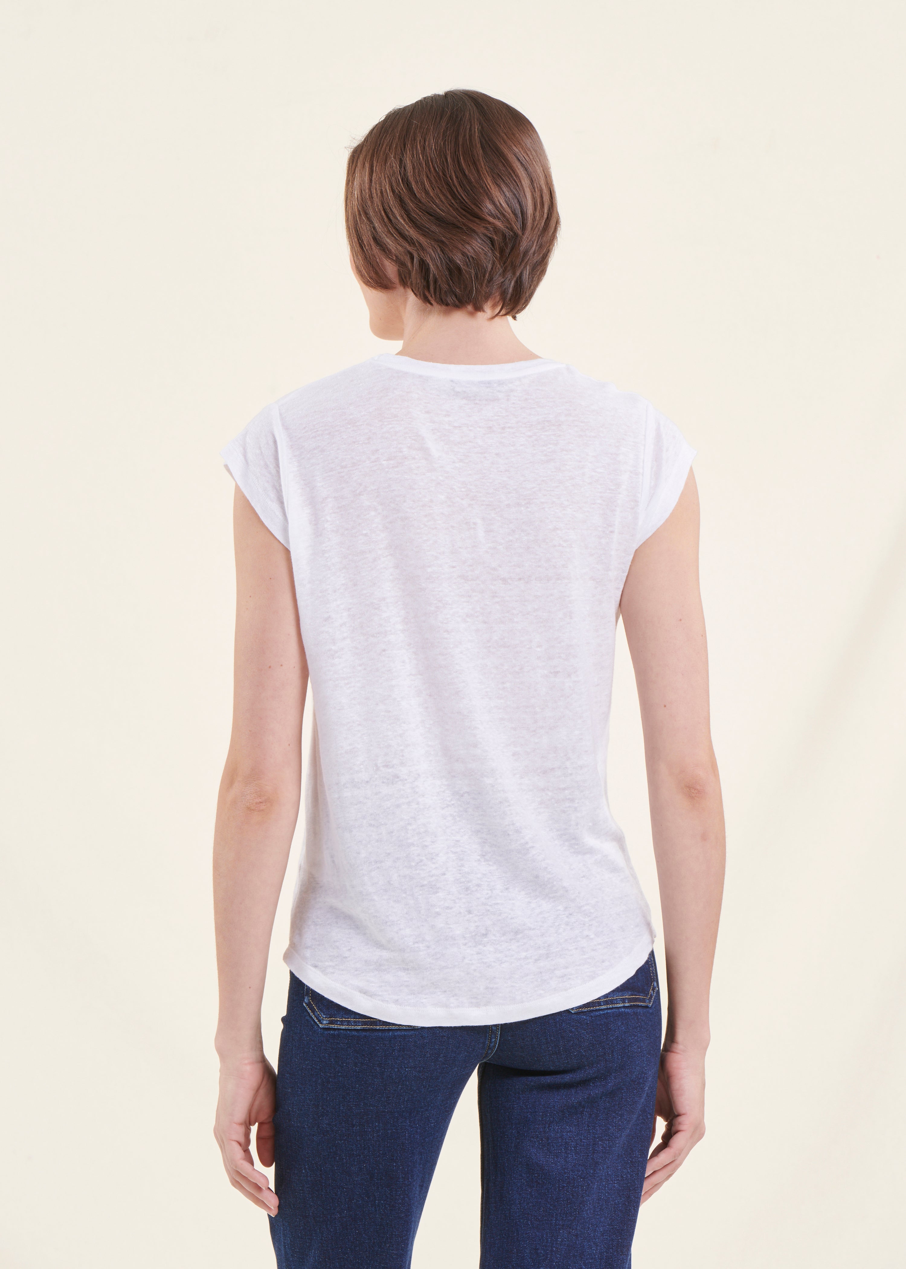 White linen short-sleeved T-shirt