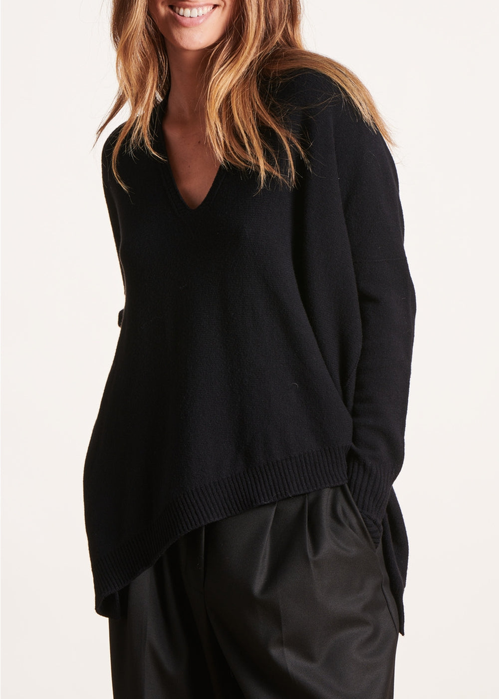 Pull noir oversize asymétrique en maille fine