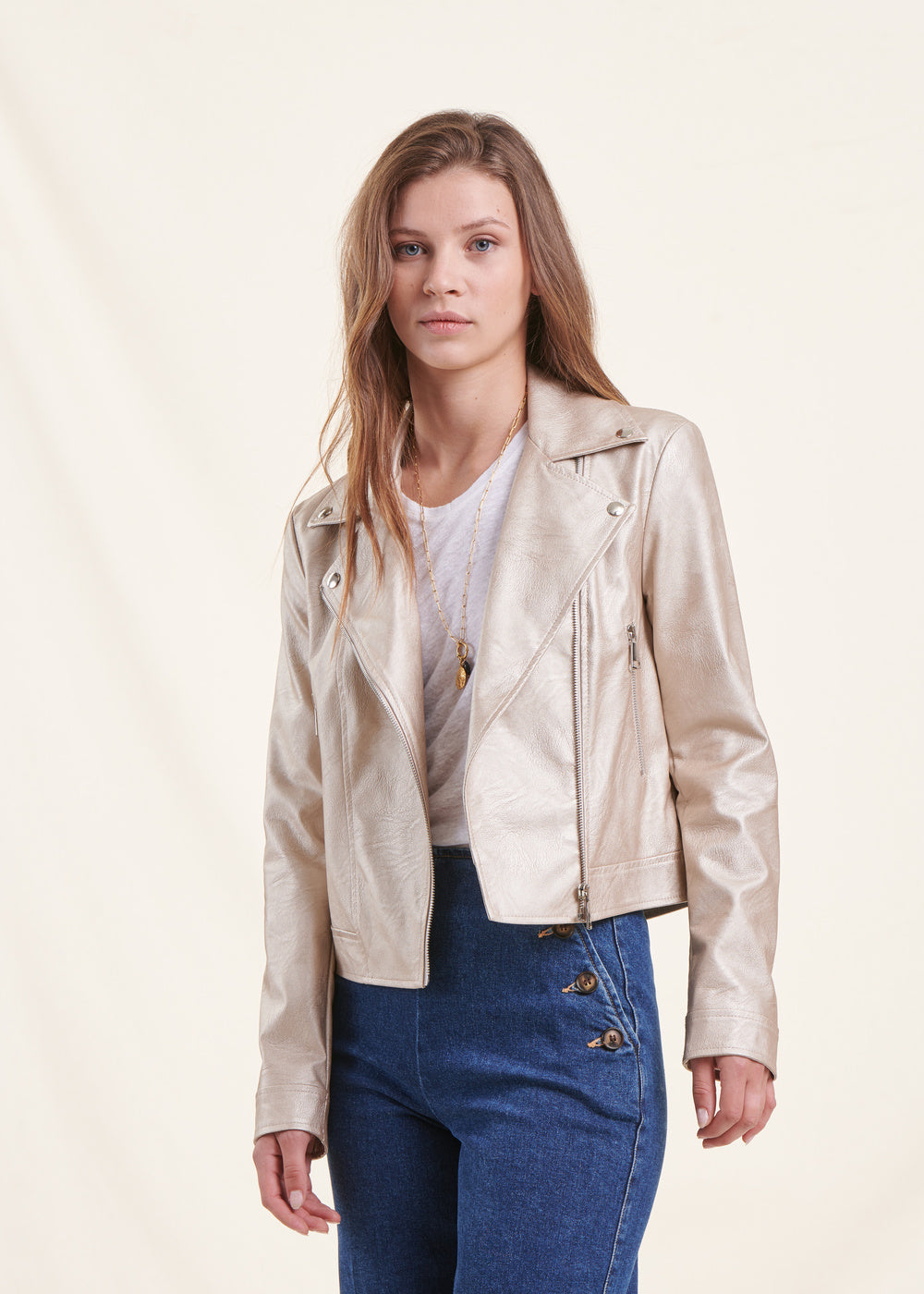 Kurze beige schillernde Jacke im Biker-Stil