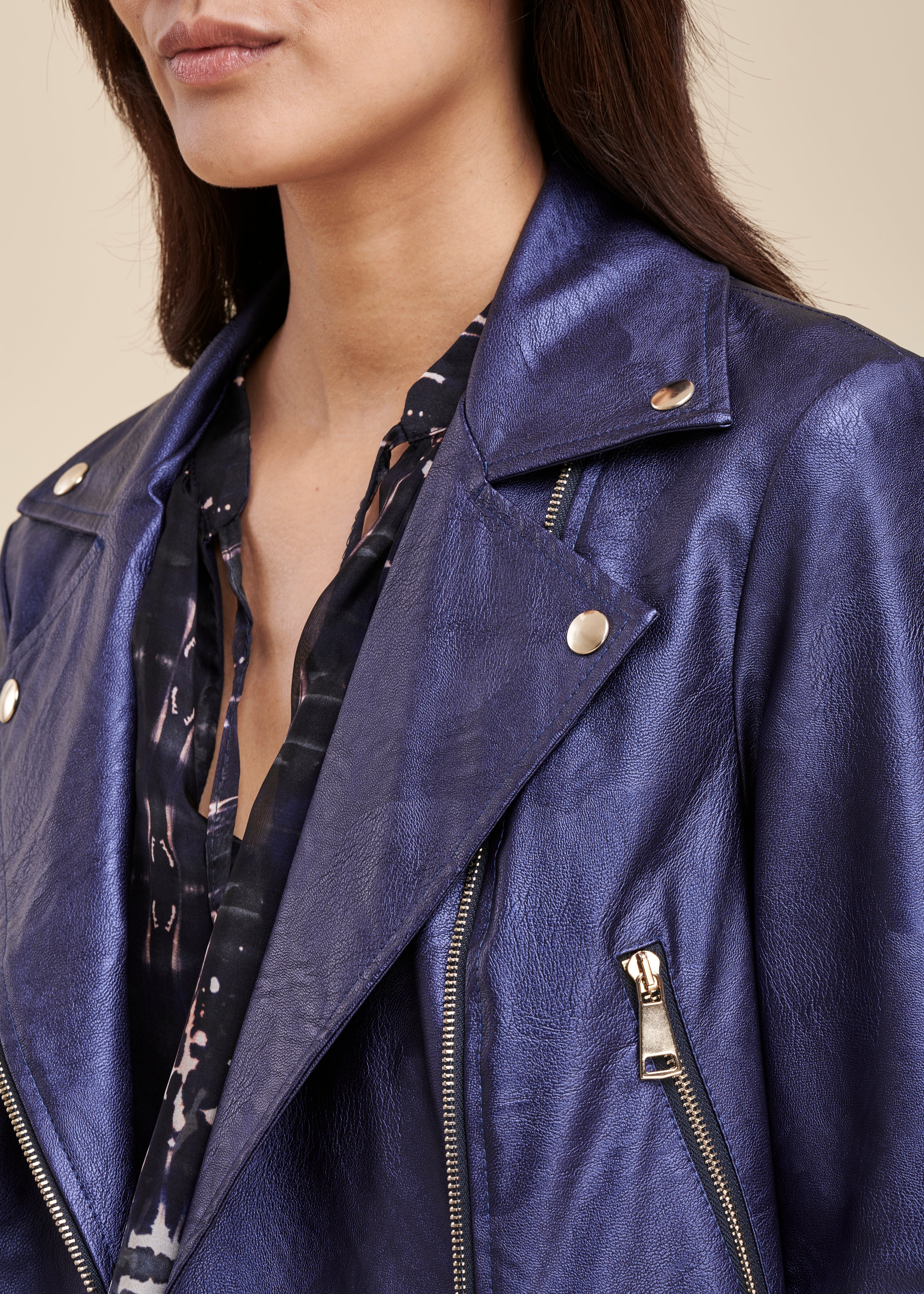 Kurze schillernde blaue Jacke im Biker-Stil