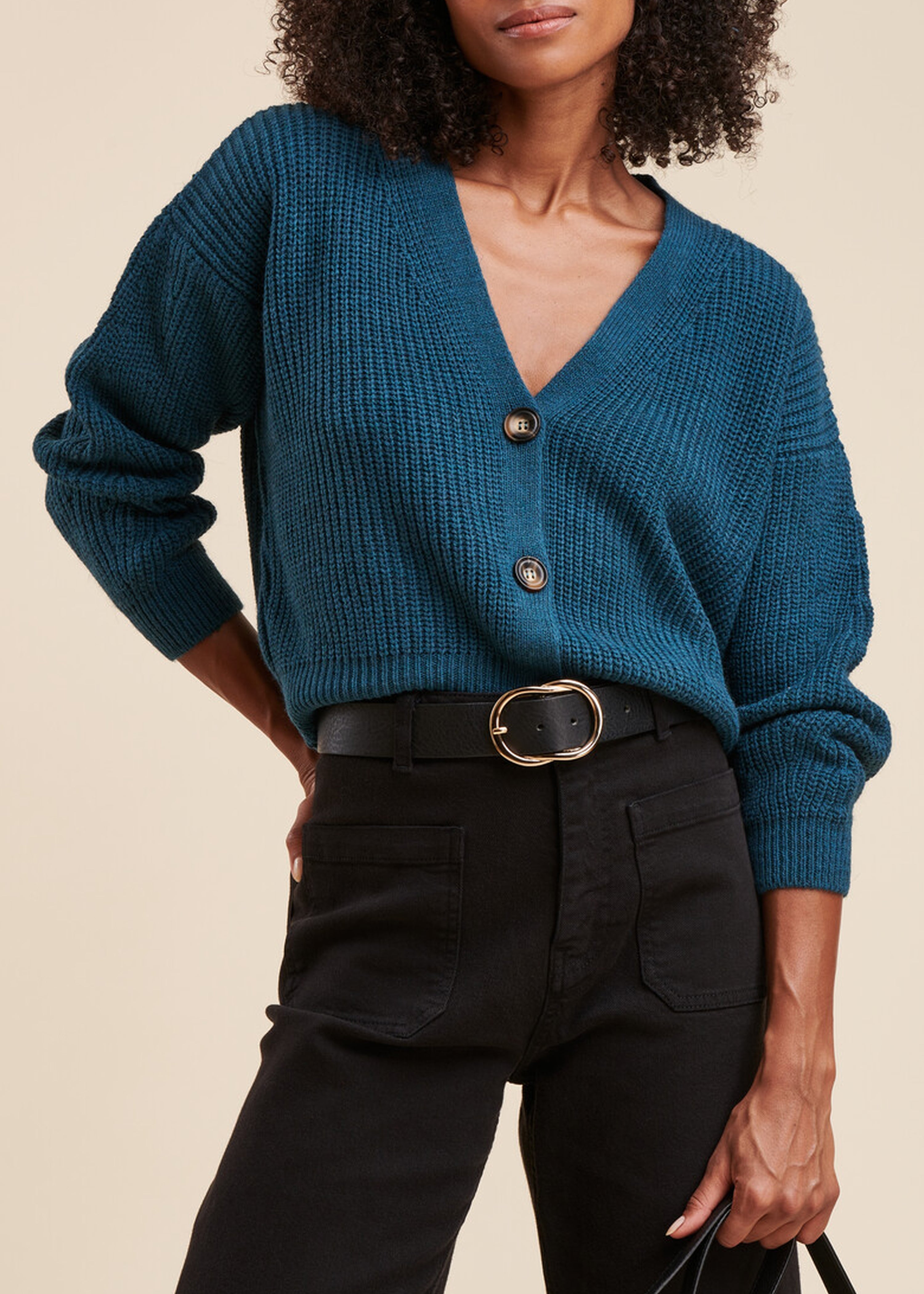 Kurze Strickjacke aus perlenbesetztem Rippenstrick