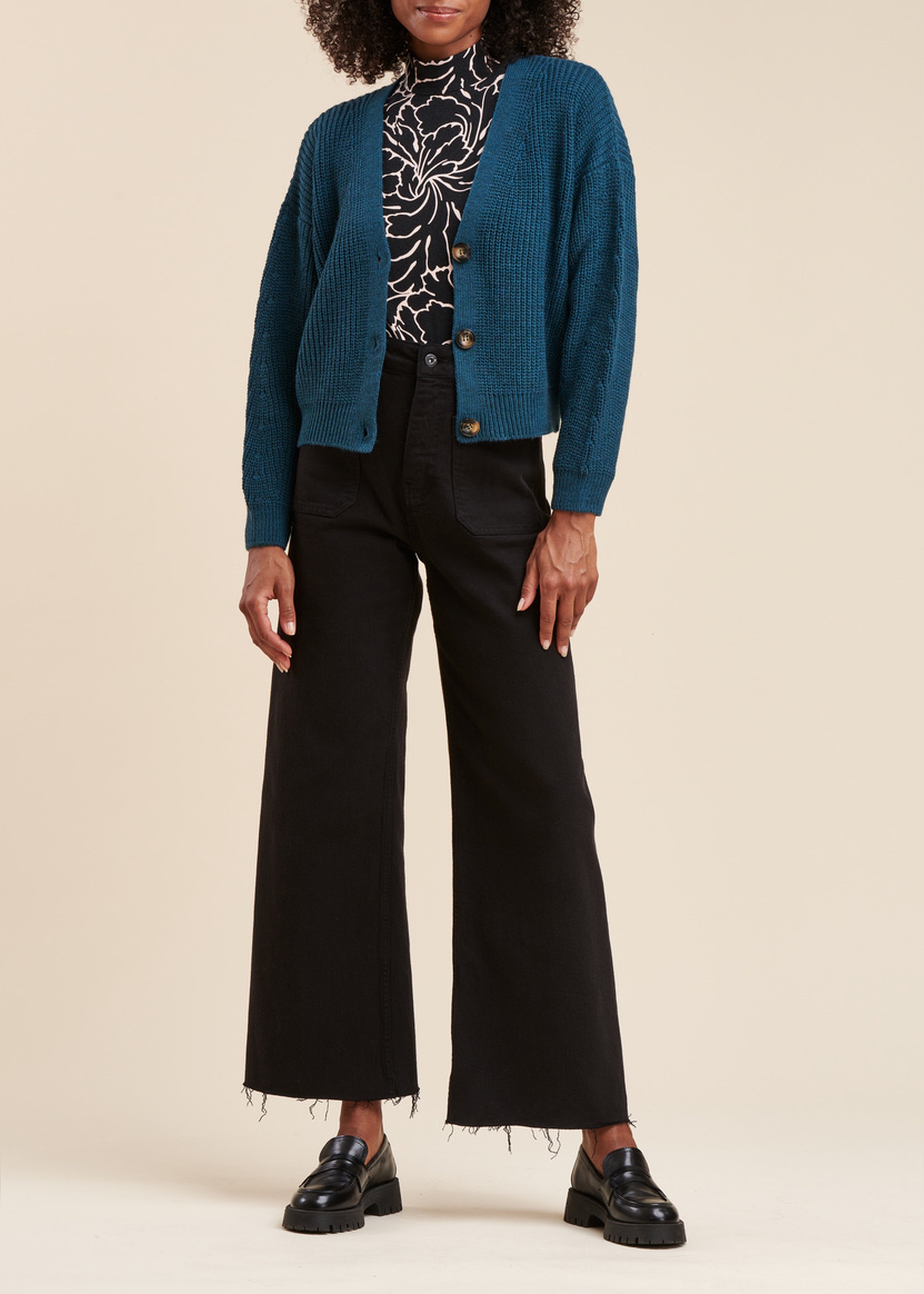Cardigan corto in maglia a coste con perline
