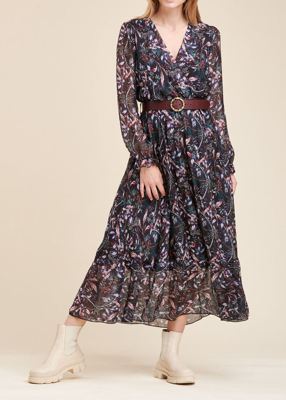 Vestido longo com estampa floral em viscose e voile de seda