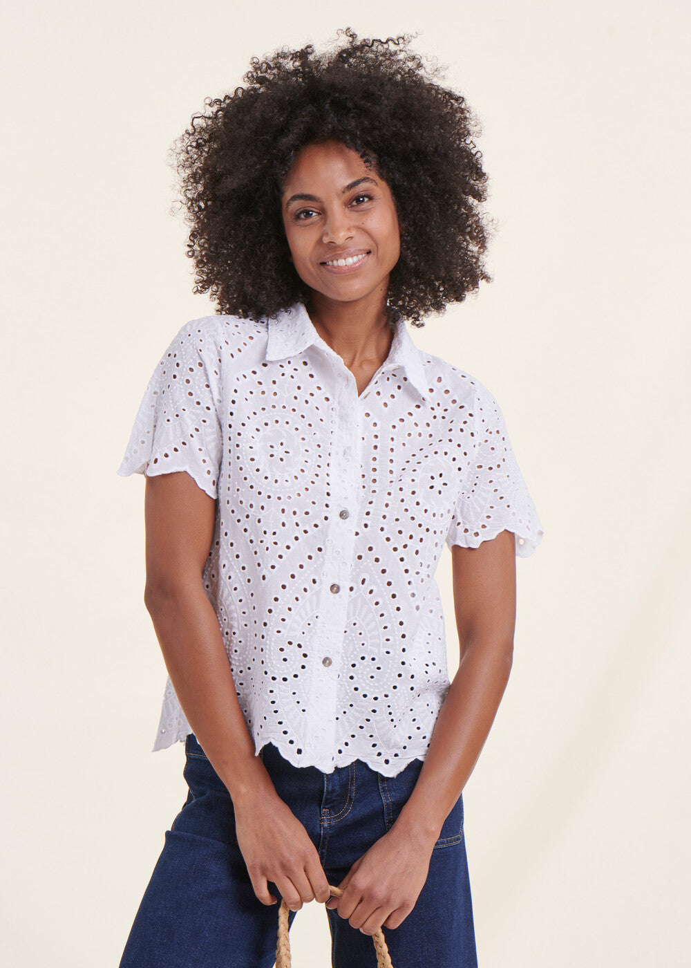 White short-sleeved English embroidery shirt