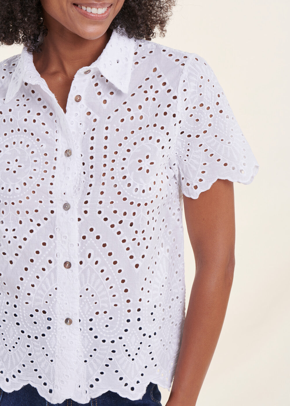 White short-sleeved English embroidery shirt