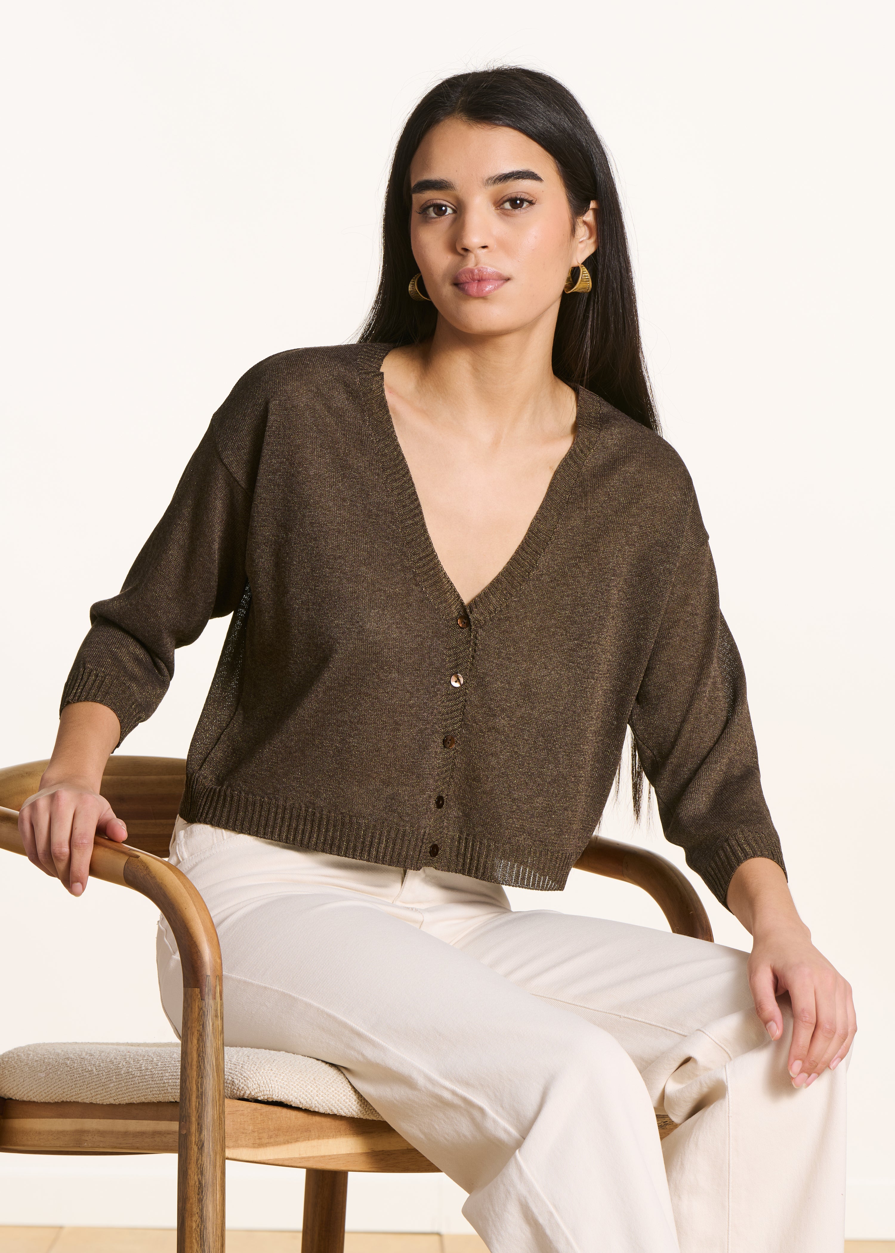 Gilet court en maille fine irisée marron col V