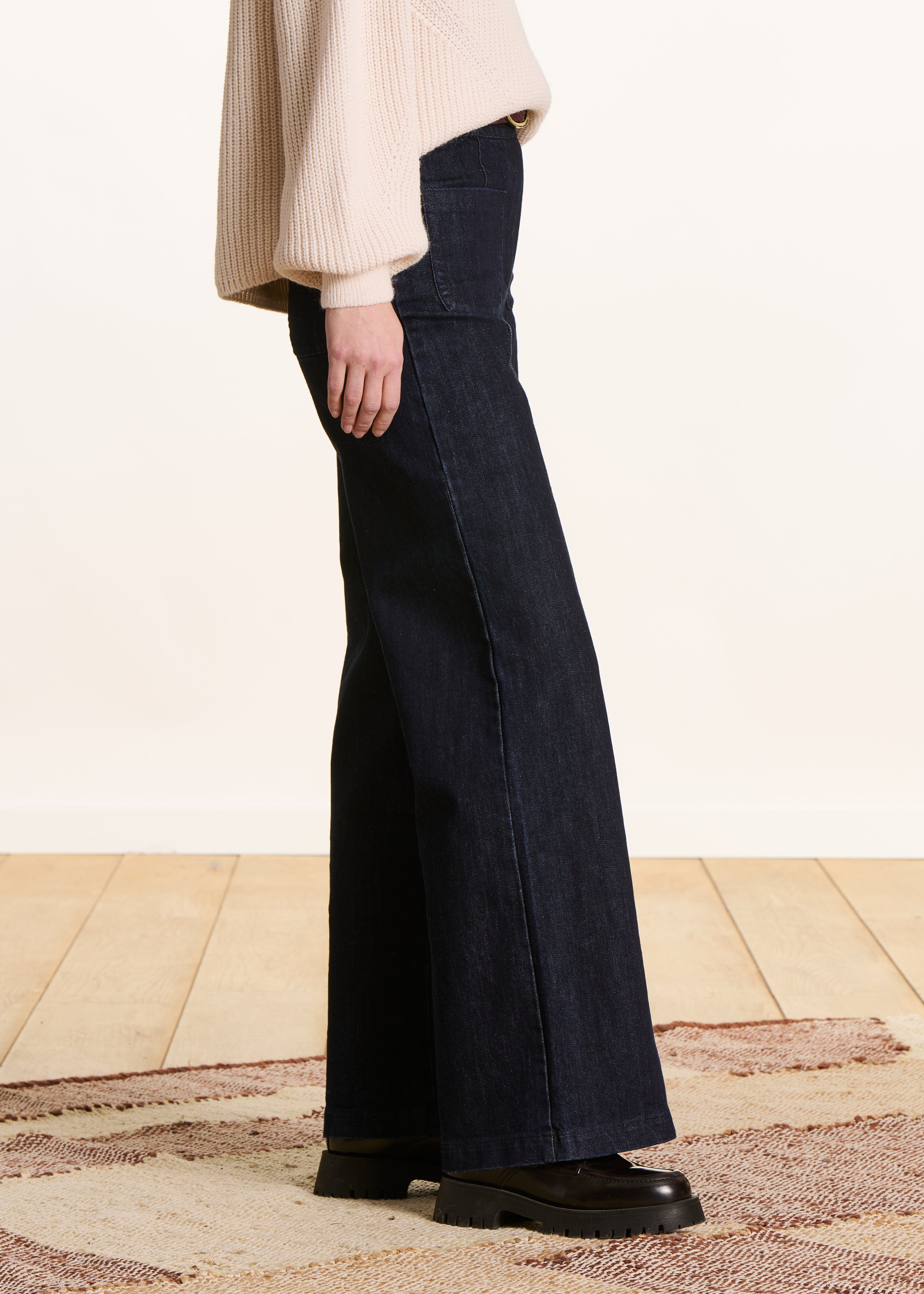 Wide raw high-waisted jeans