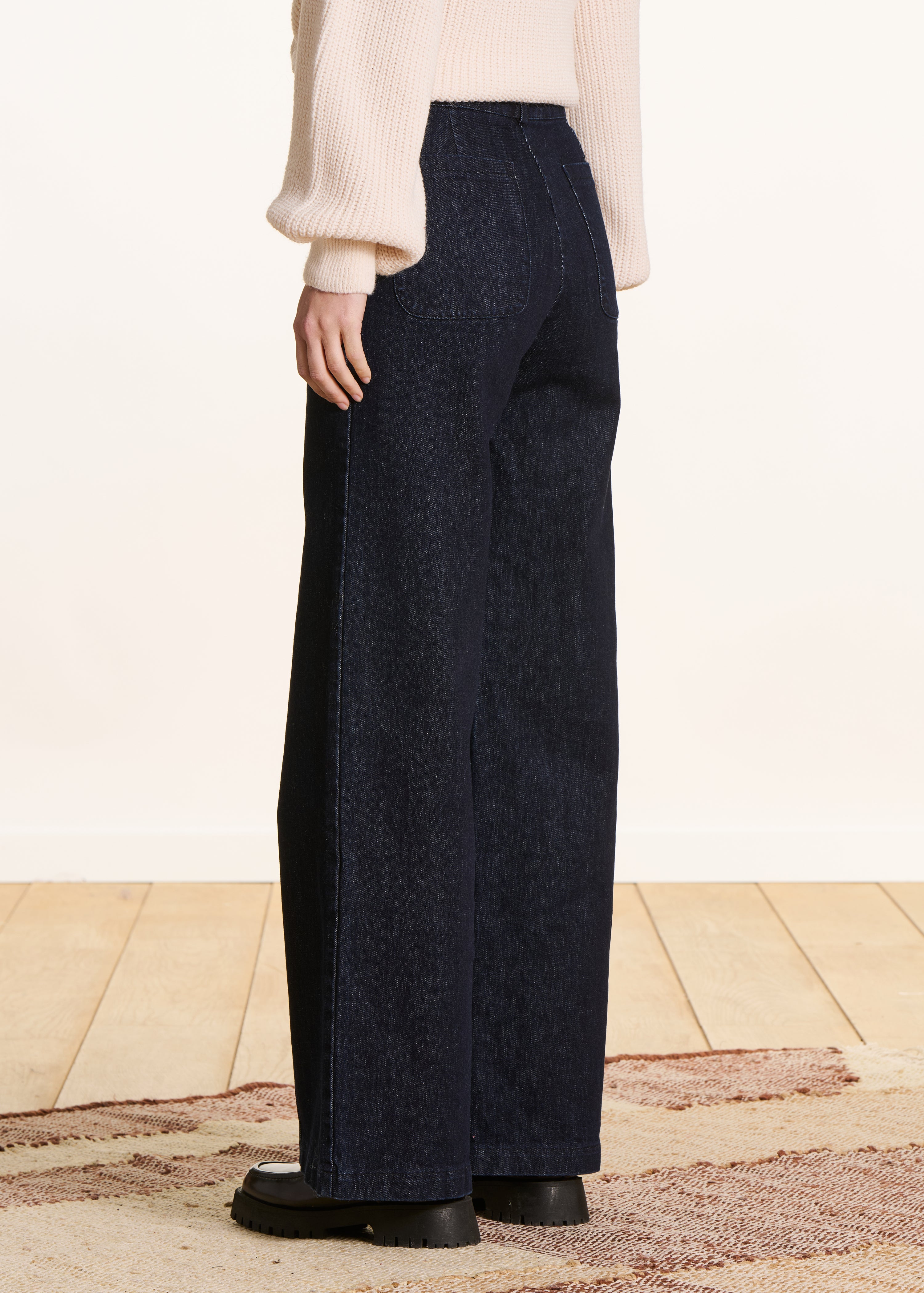 Wide raw high-waisted jeans