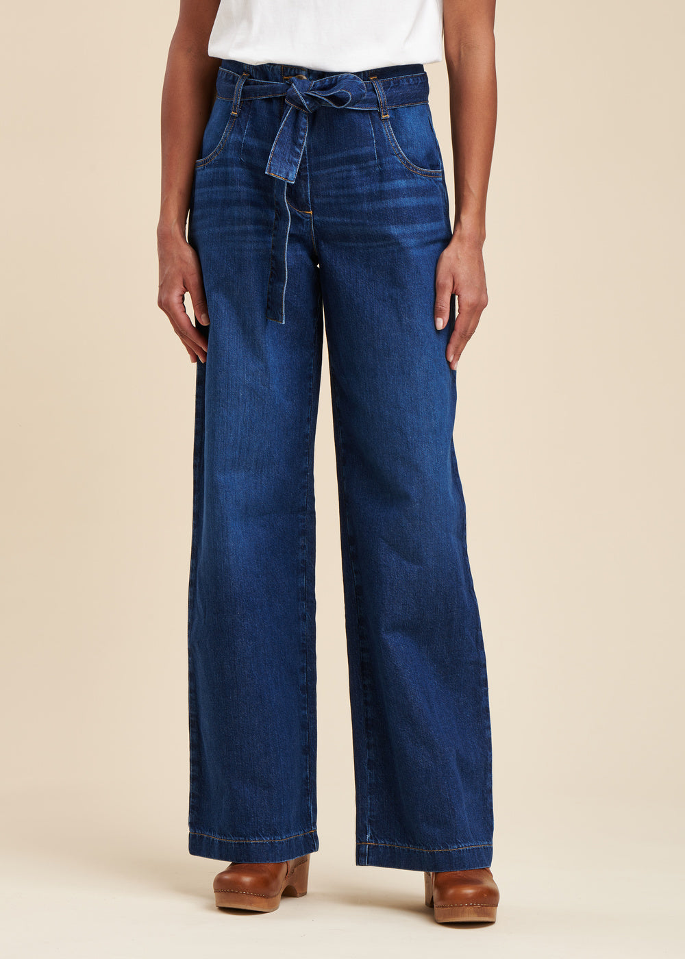 Wide, belted jeans in organic cotton