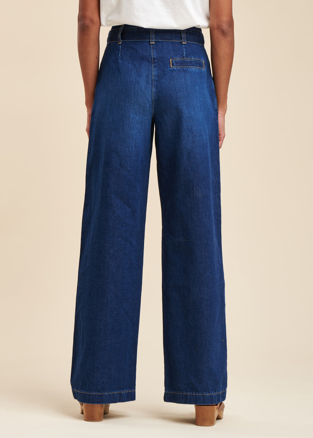 Wide, belted jeans in organic cotton