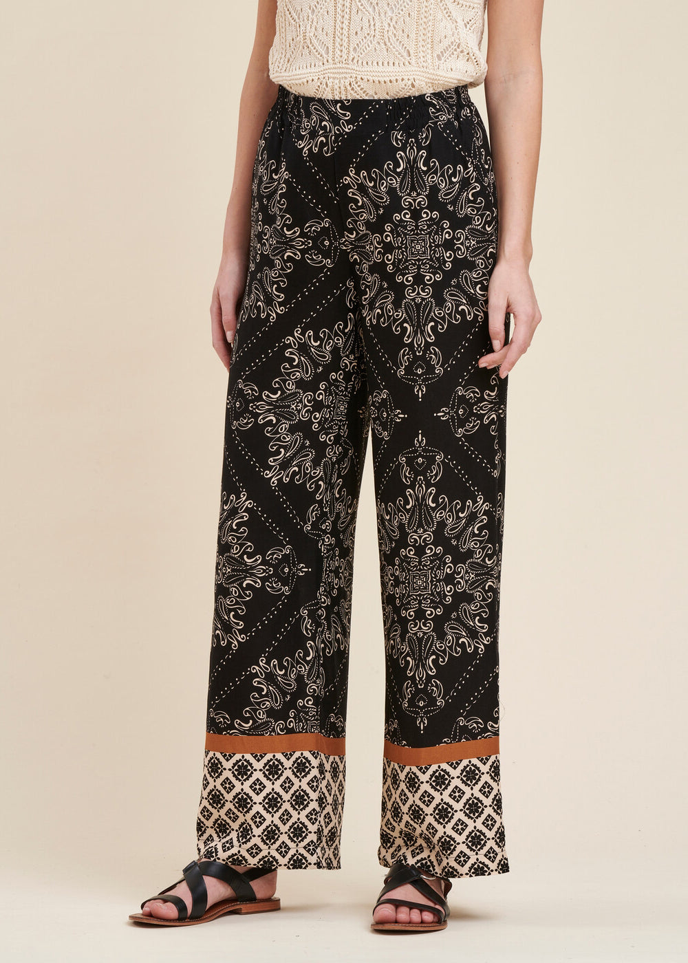 Wide-leg printed pants with base