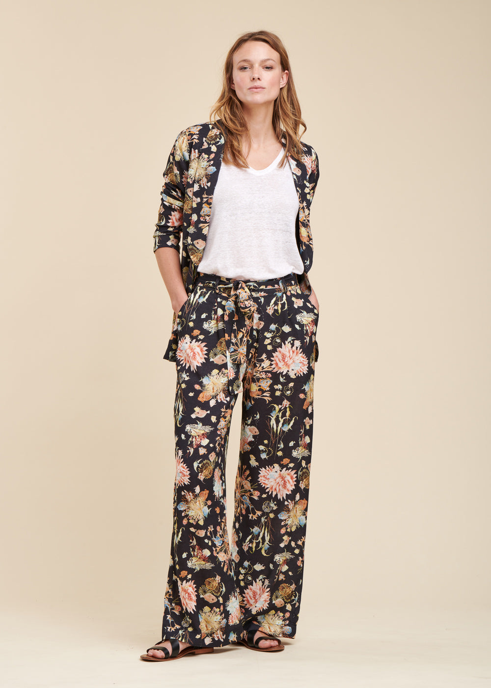 Een bedrukte broek van slubviscose met plantenprint