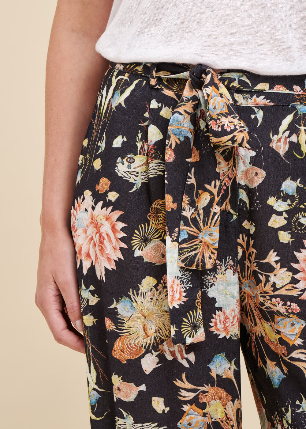 Pantalón estampado de viscosa flameada con estampado vegetal