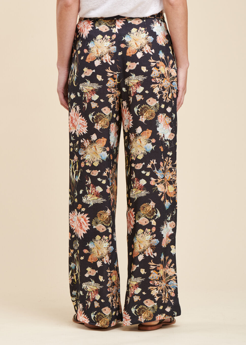 Een bedrukte broek van slubviscose met plantenprint