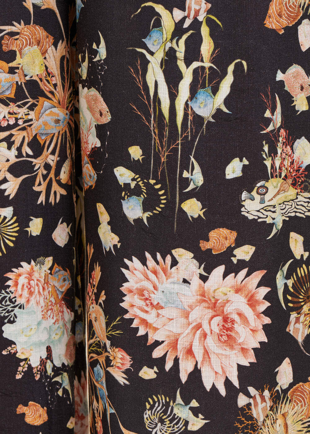 Een bedrukte broek van slubviscose met plantenprint