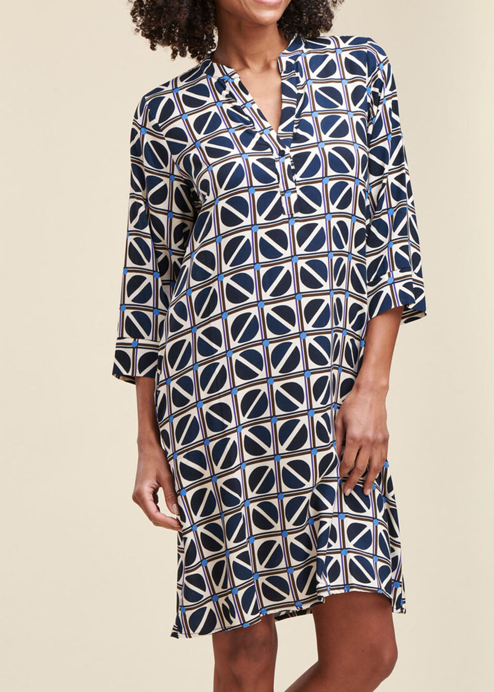 Short straight-cut dress with graphic print